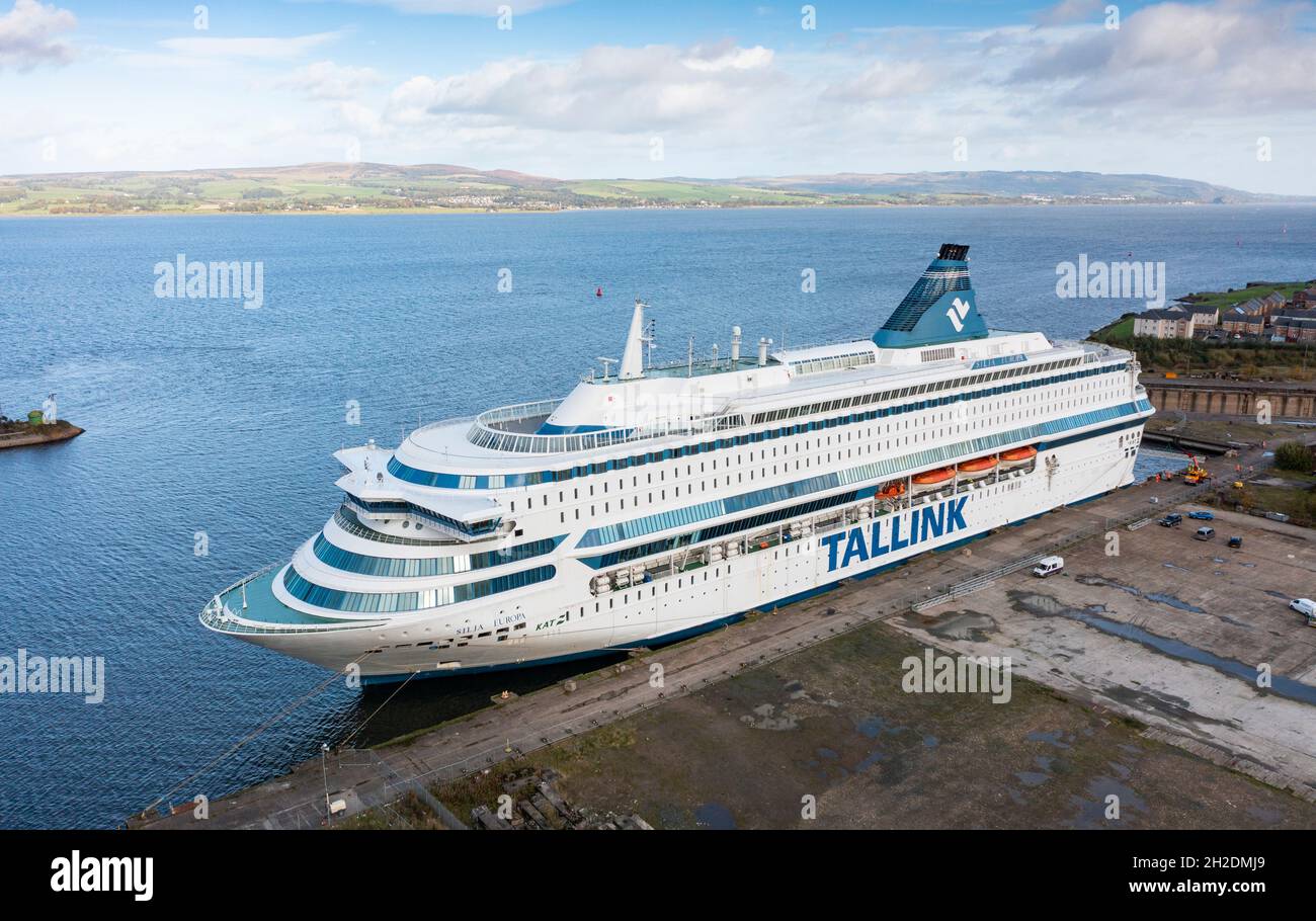 Greenock, Schottland, Großbritannien. Oktober 2021. Aufgrund eines starken Mangels an Unterkünften für Delegierte, die an der bevorstehenden UN-Klimakonferenz COP26 in Glasgow teilnehmen, sind zwei Tallink-Kreuzfahrtfähren auf dem Clyde eingetroffen, um die Situation zu lindern. PIC; die estnische markige Silja Europa liegt heute in Greenock. Iain Masterton/Alamy Live News. Stockfoto