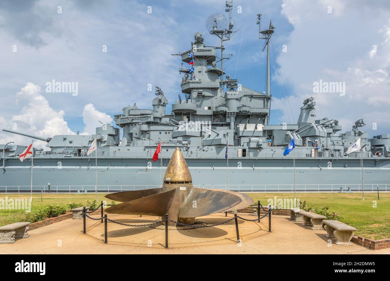 Das USS Alabama Museum kämpft hinter einem Propeller des Schiffes im Battleship Memorial Park in Mobile, Alabama Stockfoto