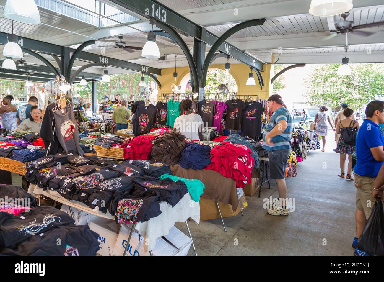 Touristen, die auf dem französischen Markt im französischen Viertel von New Orleans, Louisiana, nach Kleidung einkaufen Stockfoto