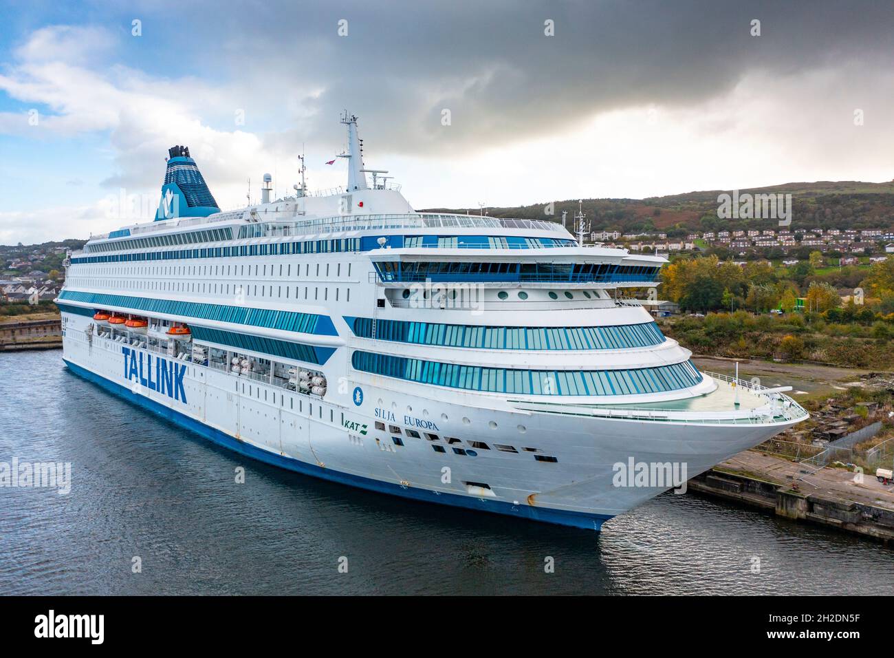 Greenock, Schottland, Großbritannien. Oktober 2021. Aufgrund eines starken Mangels an Unterkünften für Delegierte, die an der bevorstehenden UN-Klimakonferenz COP26 in Glasgow teilnehmen, sind zwei Tallink-Kreuzfahrtfähren auf dem Clyde eingetroffen, um die Situation zu lindern. PIC; die estnische markige Silja Europa liegt heute in Greenock. Iain Masterton/Alamy Live News. Stockfoto