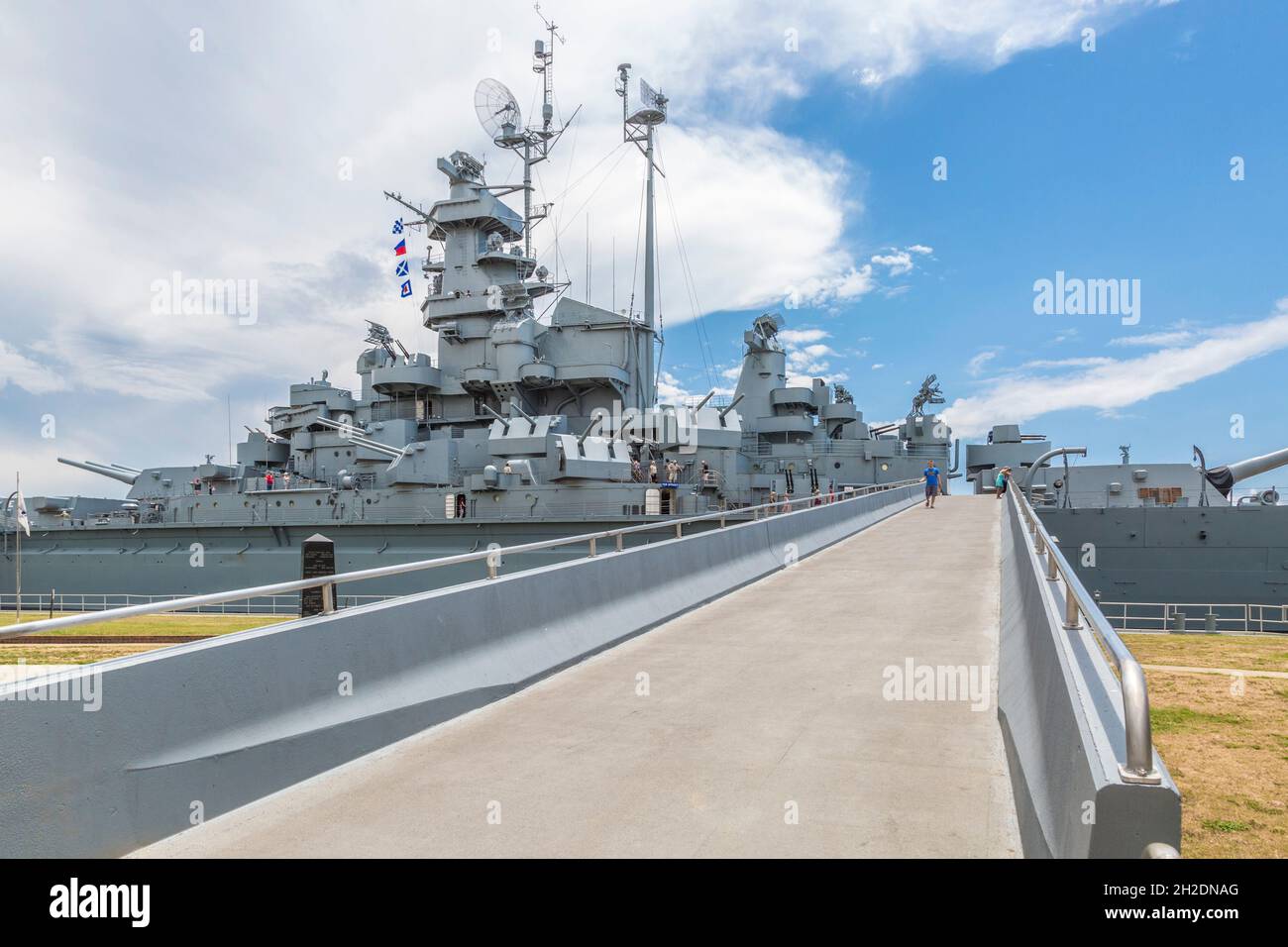 Gehweg zum USS Alabama Schlachtschiff im Battleship Memorial Park in Mobile, Alabama Stockfoto