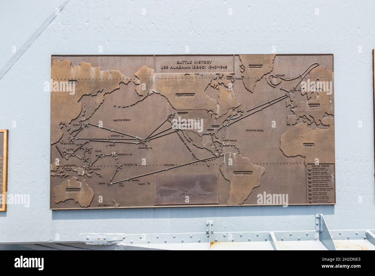 Plakette, die die Geschichte des Schlachtschiffs des USS Alabama Museums im Battleship Memorial Park in Mobile, Alabama, zeigt Stockfoto
