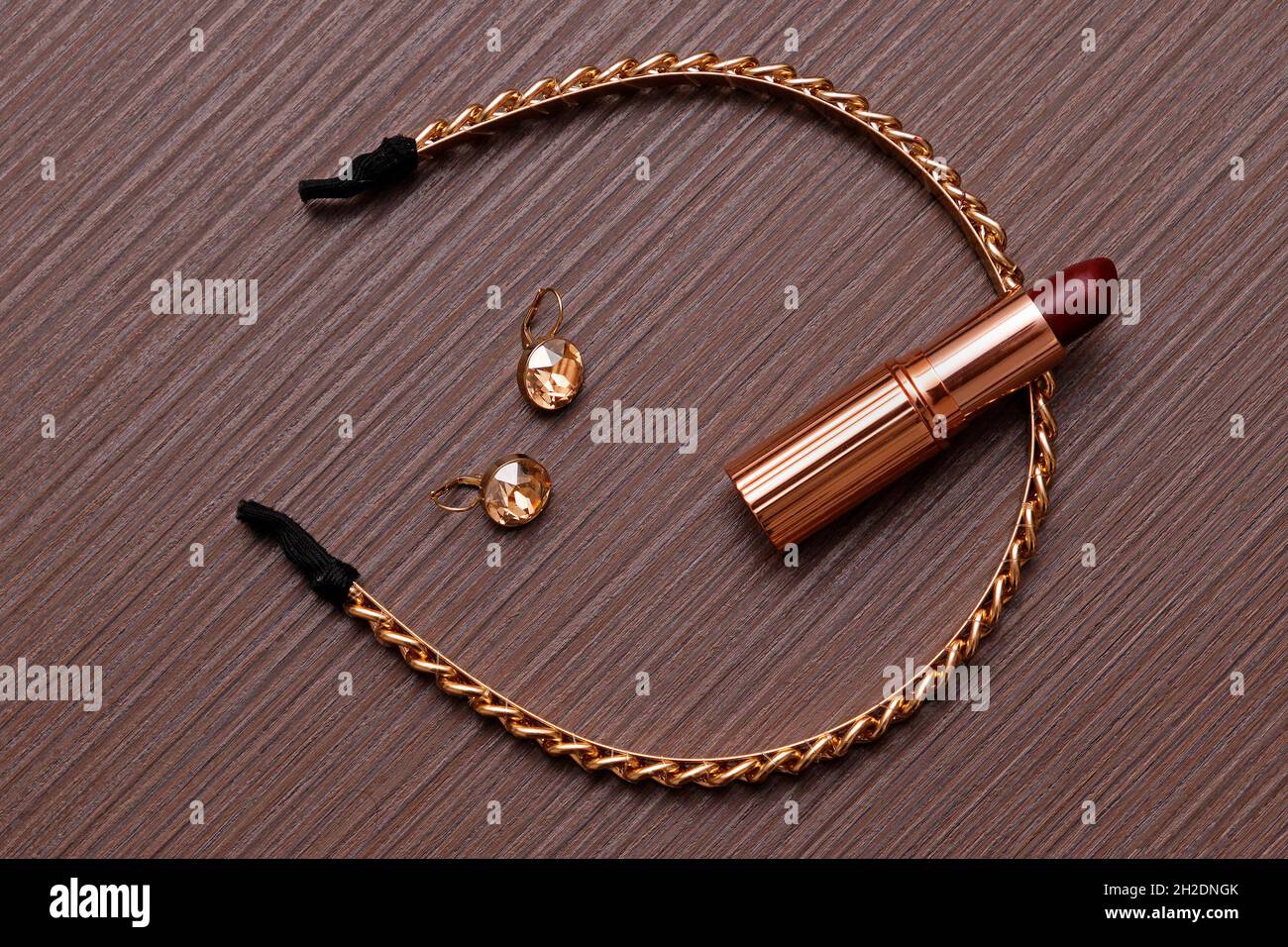 Goldene Haarreif Diamantohrringe und rote Lippenstift weibliche Beauty-Accessoires Stockfoto