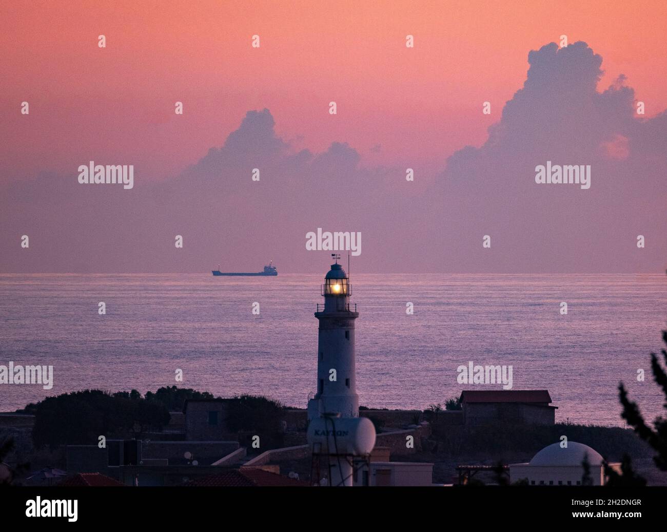 Der Leuchtturm von Paphos Point warnt vor der Mittelmeerküste von Paphos, Zypern Stockfoto