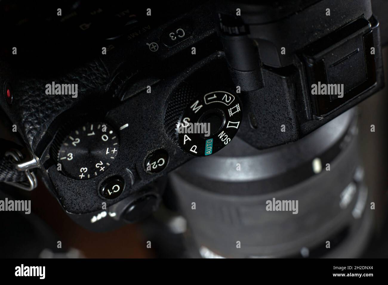 Shutter-Speed-Regler einer Digitalkamera auf schwarzem Hintergrund. Stockfoto