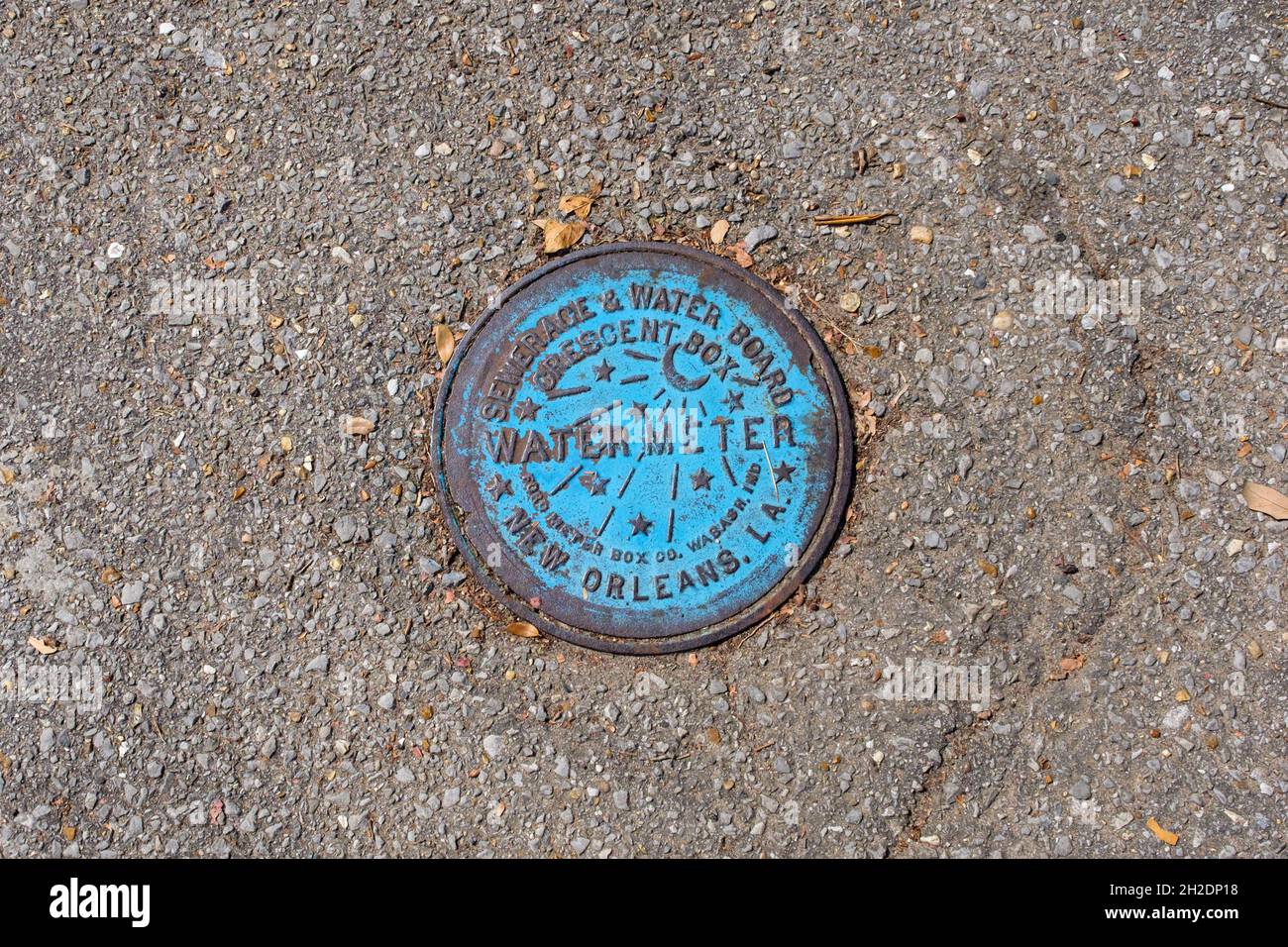 NEW ORLEANS, LA, USA - 16. OKTOBER 2021: Abdeckung des Wasserzählers aus Metall für die Kanalisation und das Wasserbrett von New Orleans Stockfoto