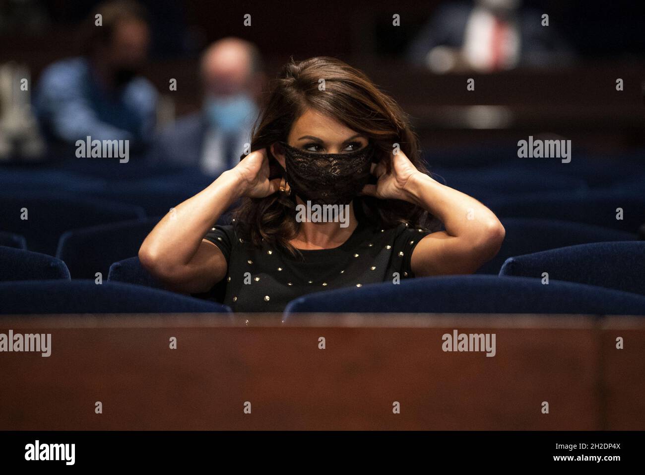 Washington, Usa. Oktober 2021. Die Rep. Lauren Boebert (R-Colo.) zieht eine Maske an, nachdem Jerrold Nadler (D-N.Y.), Vorsitzender des Justizausschusses des Repräsentantenhauses, während einer Anhörung des Justizministeriums am Donnerstag, dem 21. Oktober 2021, auf dem Capitol Hill in Washington, DC, daran erinnert wurde. Poolfoto von Greg Nash/UPI Credit: UPI/Alamy Live News Stockfoto