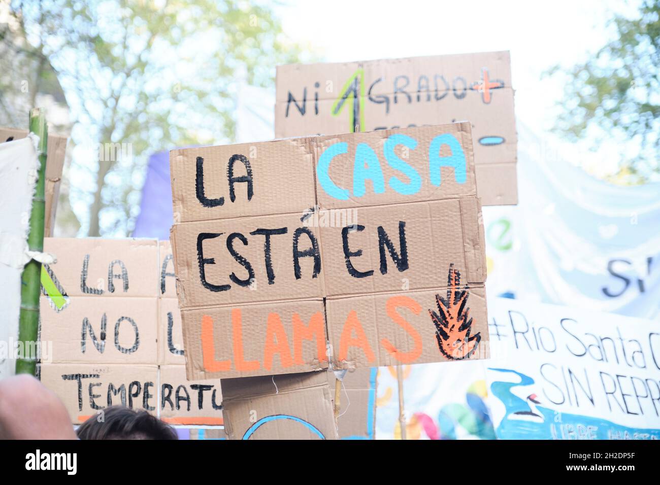 CABA, Buenos Aires, Argentinien; 24. September 2021: Text unterschreiben: Das Haus brennt. Massendemonstration im Rahmen des Globalen Klimastreiks. Stockfoto