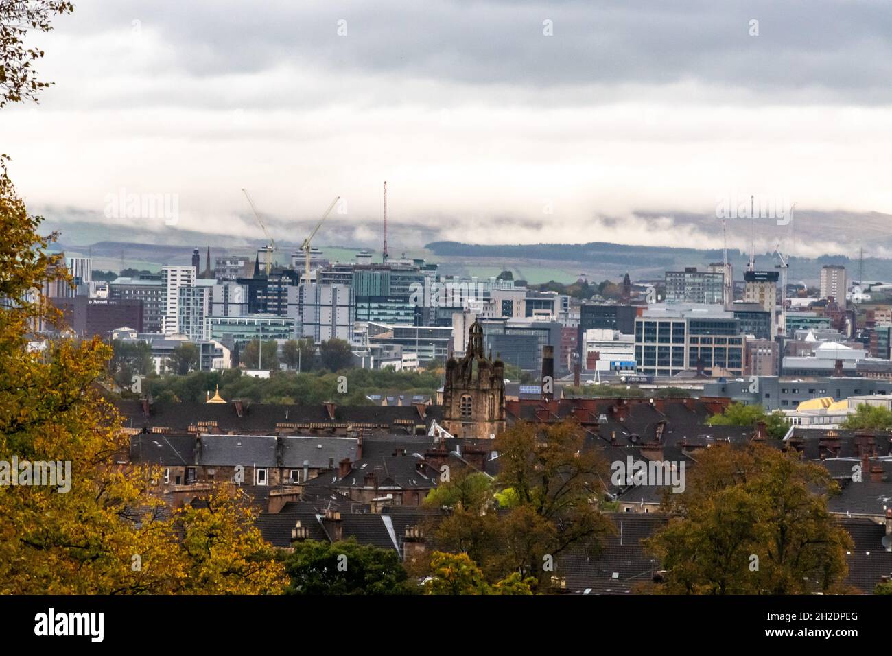 Eine bewölkte Glasgow Southside und das Stadtzentrum mit Nebel, der von den Campsie Fells im Hintergrund aufsteigt. Vom Queens Park aus gesehen. Stockfoto