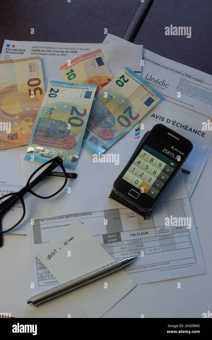 Zusammensetzung zum Thema Gebühren, Steuern, Schulden. Mit Euro-Banknoten und Taschenrechner. Stockfoto