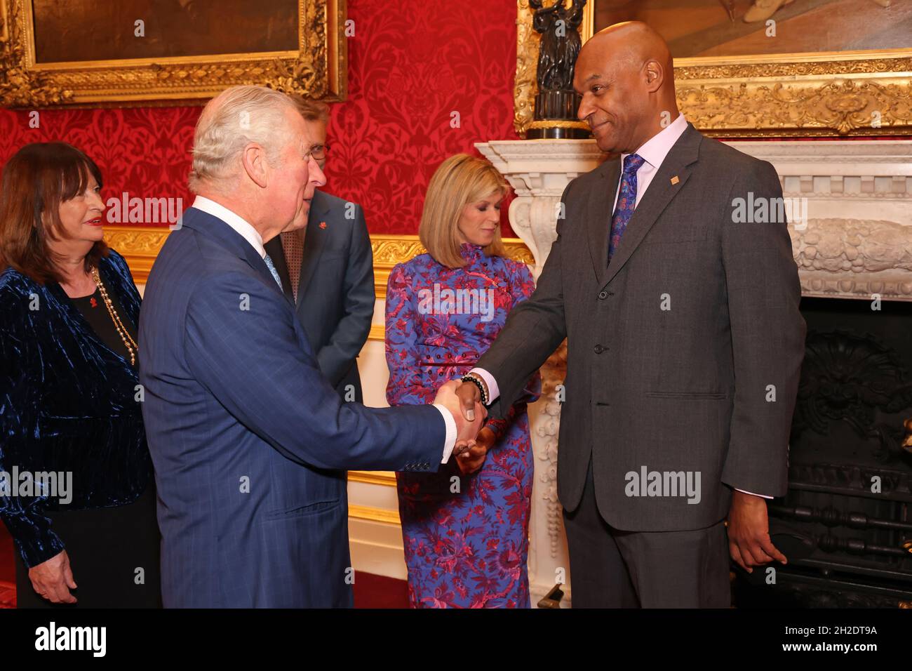 Annie Lycett, Prince Charles, Prince of Wales, Hugh Dennis, Kate Garraway und Colin Salmon bei einer Trophäenzeremonie zur Anerkennung der Preisträger der Prince's Trust Awards und der Unterstützer der Wohltätigkeitsorganisation im St. James's Palace in London. Stockfoto