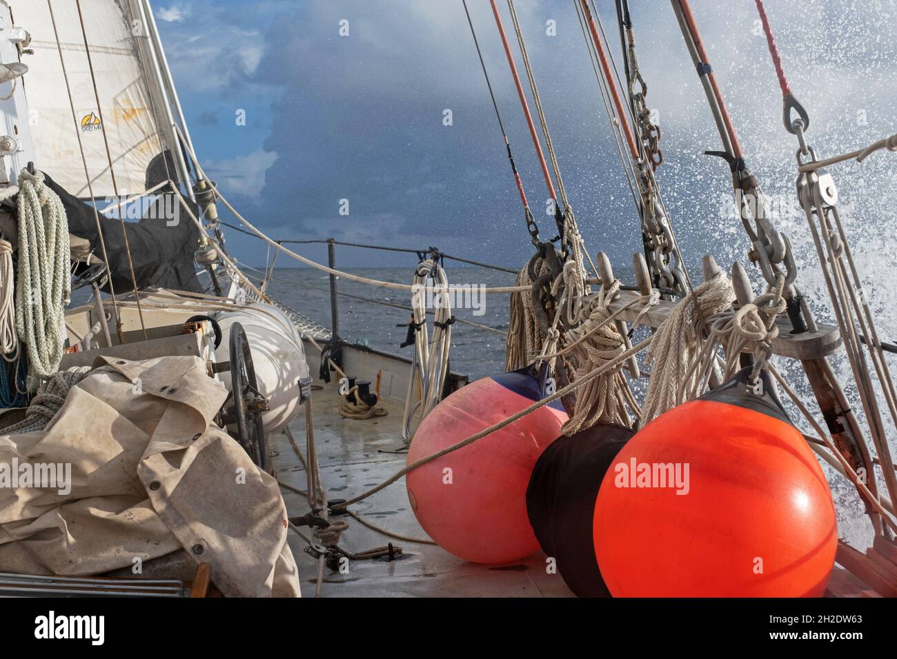 Takelage, Kotflügel und gewickelte Seile an Deck eines Segelschiffs in der Karibik Stockfoto