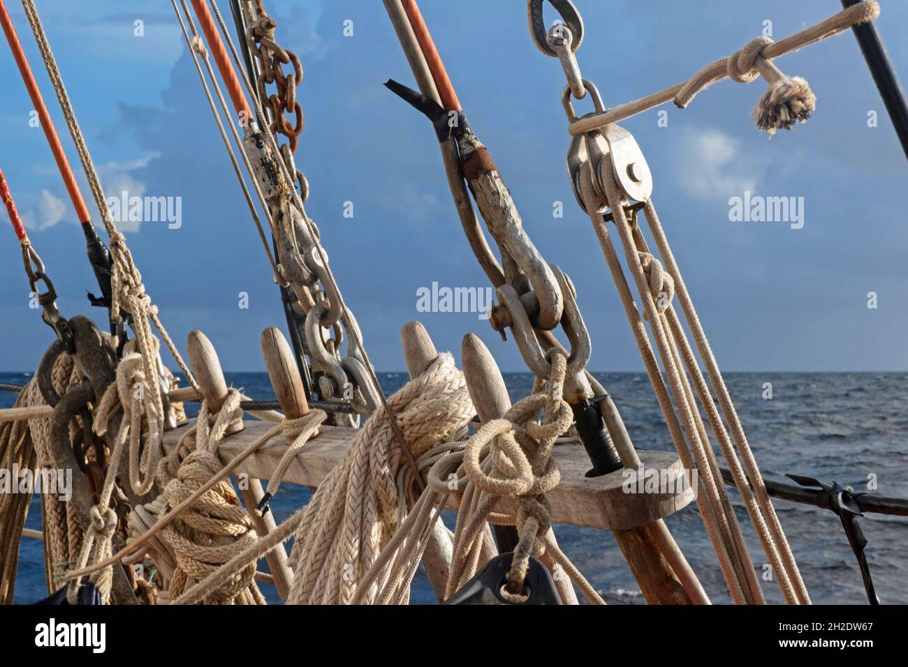 Takelage, Riemenscheiben und gewickelte Seile an Deck eines Segelschiffs in der Karibik Stockfoto
