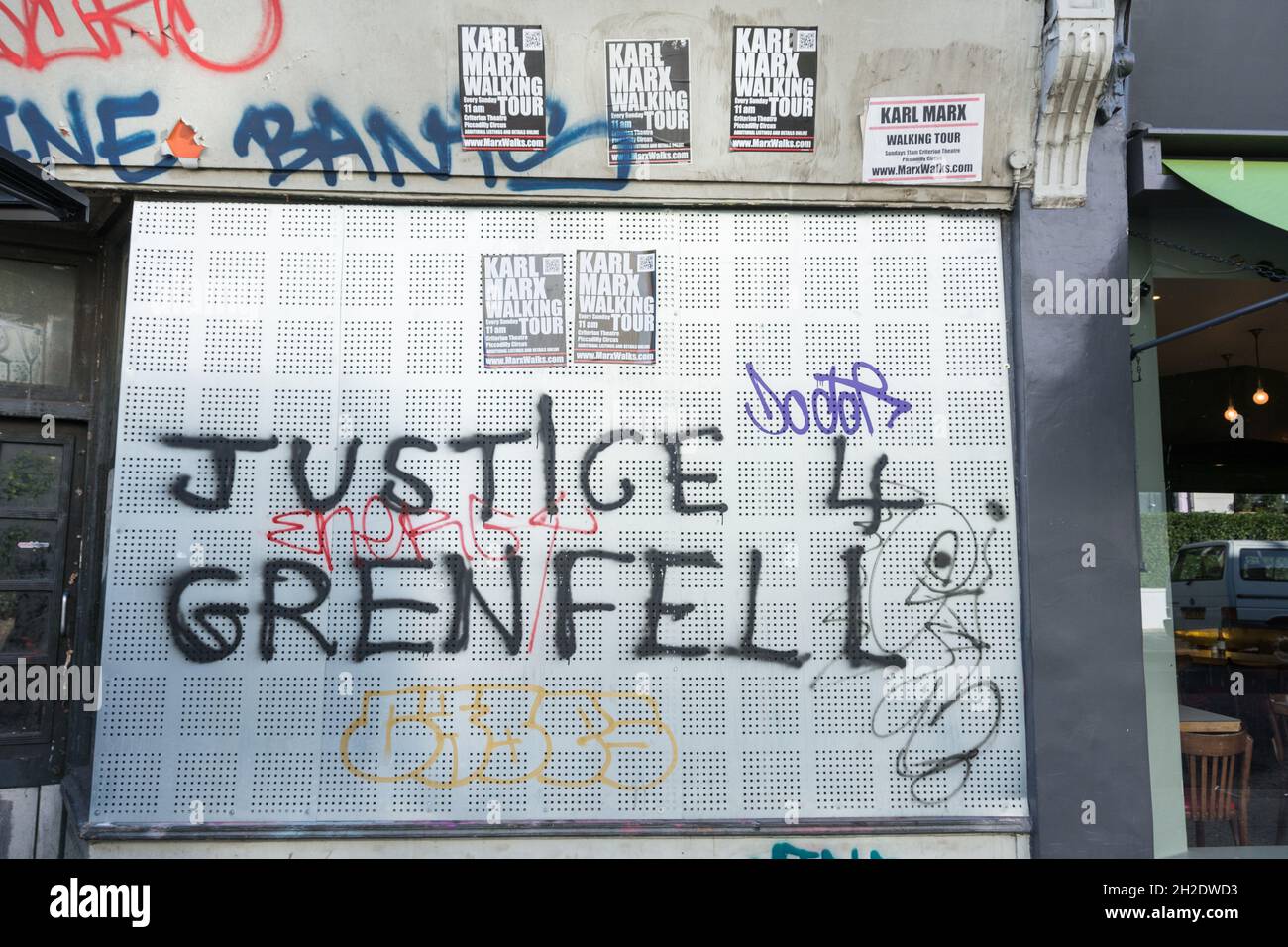 Gerechtigkeit für Grenfell-Graffiti auf Westbourne Grove, London, England, Großbritannien Stockfoto