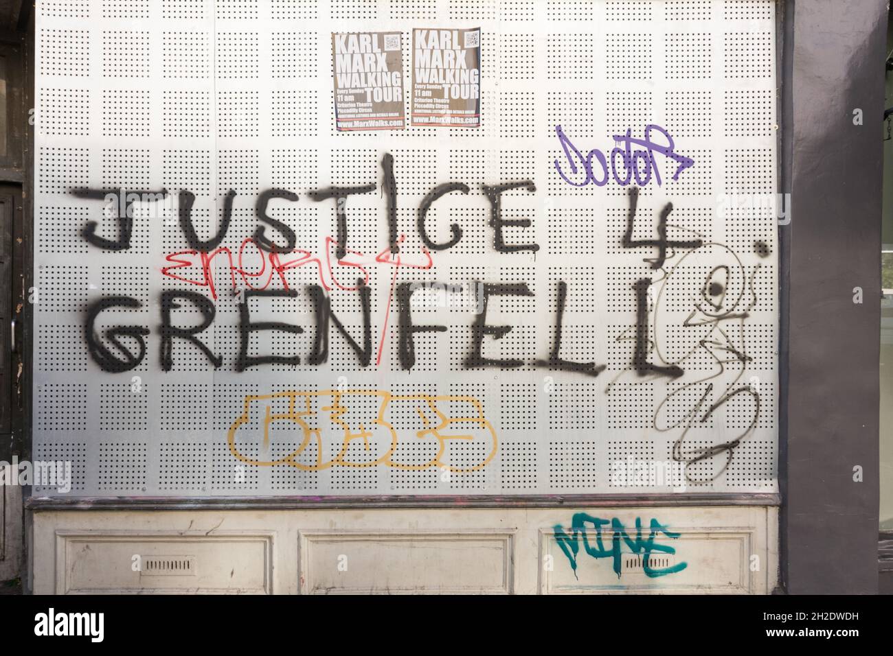 Gerechtigkeit für Grenfell-Graffiti auf Westbourne Grove, London, England, Großbritannien Stockfoto