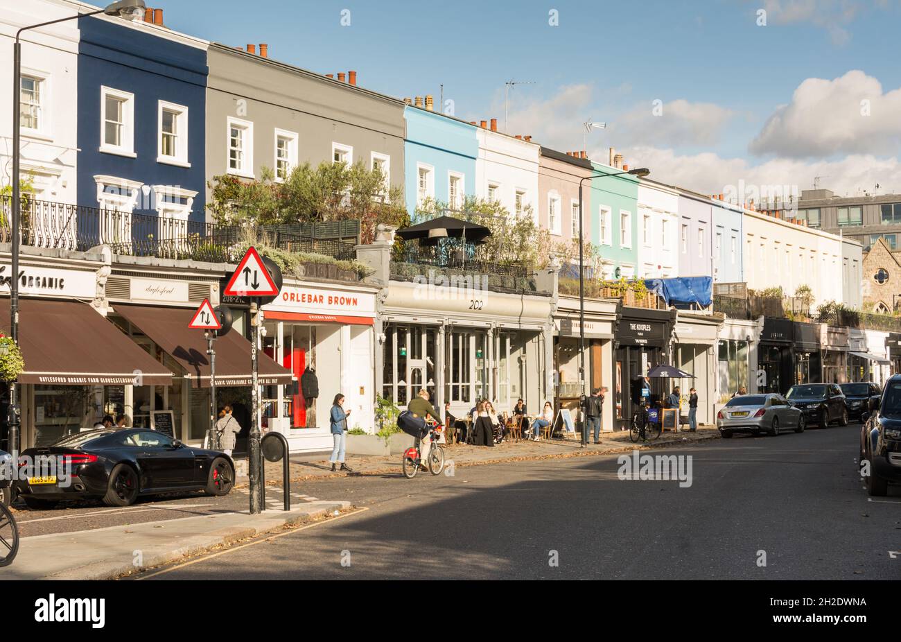 Geschäfte und Häuser in Westbourne Grove, Notting Hill, London, W11, England, VEREINIGTES KÖNIGREICH Stockfoto