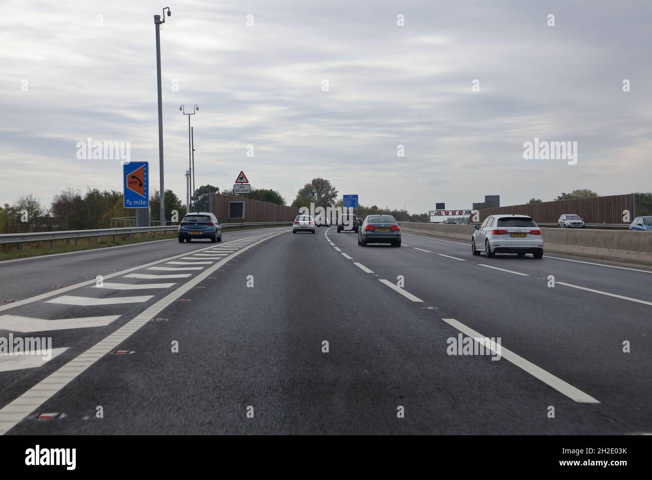 Ein Abschnitt der Autobahn M4 in der Nähe von Reading, der in eine „intelligente“ Autobahn mit digitaler Beschilderung und vier Fahrspuren für die volle Nutzung des Verkehrs umgewandelt wird. Stockfoto