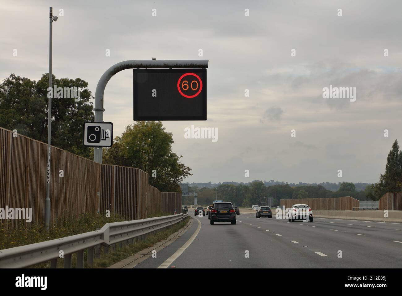 Ein Abschnitt der Autobahn M4 in der Nähe von Reading, der in eine „intelligente“ Autobahn mit digitaler Beschilderung und vier Fahrspuren für die volle Nutzung des Verkehrs umgewandelt wird. Stockfoto