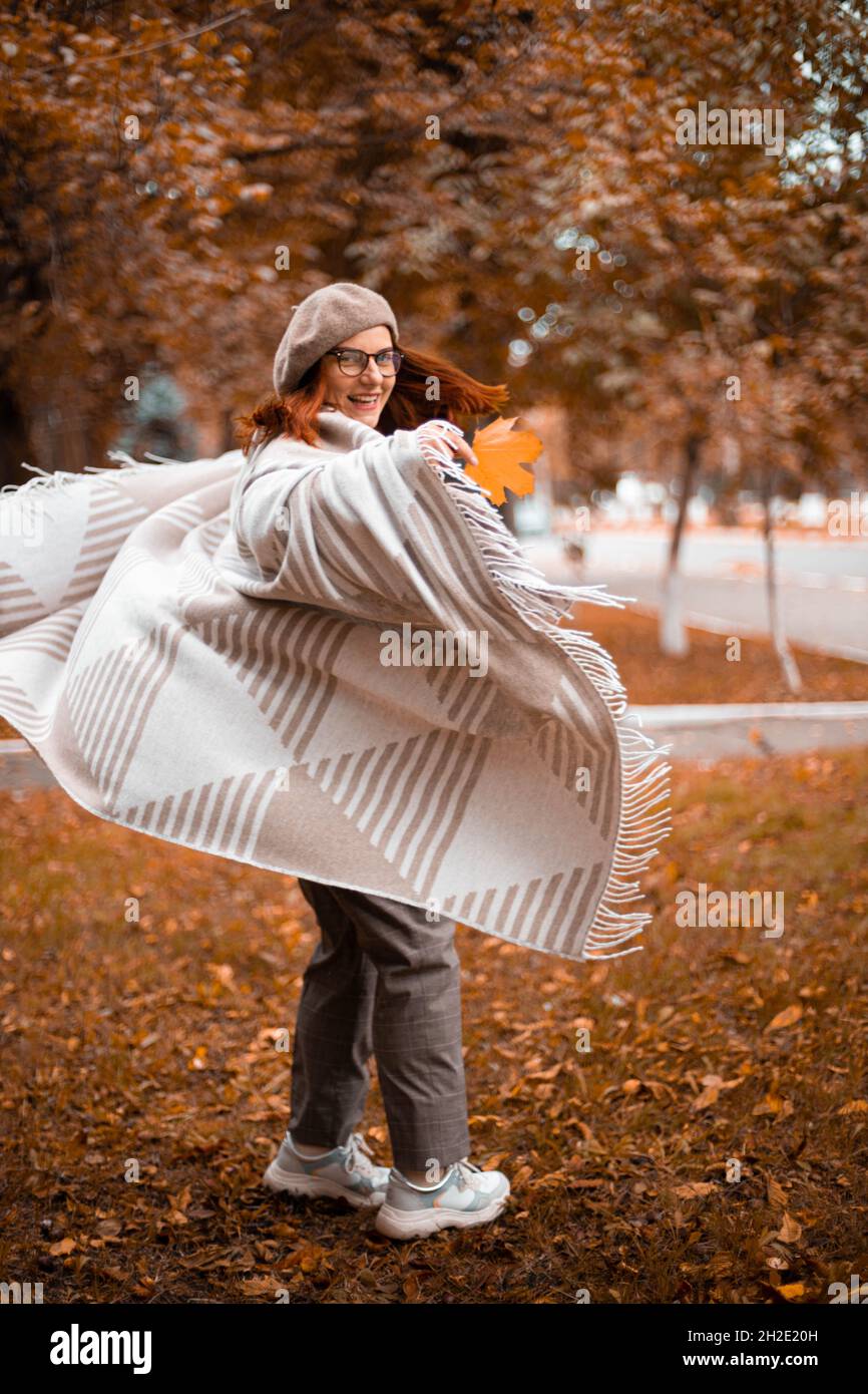 Schöne glücklich stilvolle Frau mit Spaß Spinnen im Kreis beim Wandern bunten Herbstwald Stockfoto