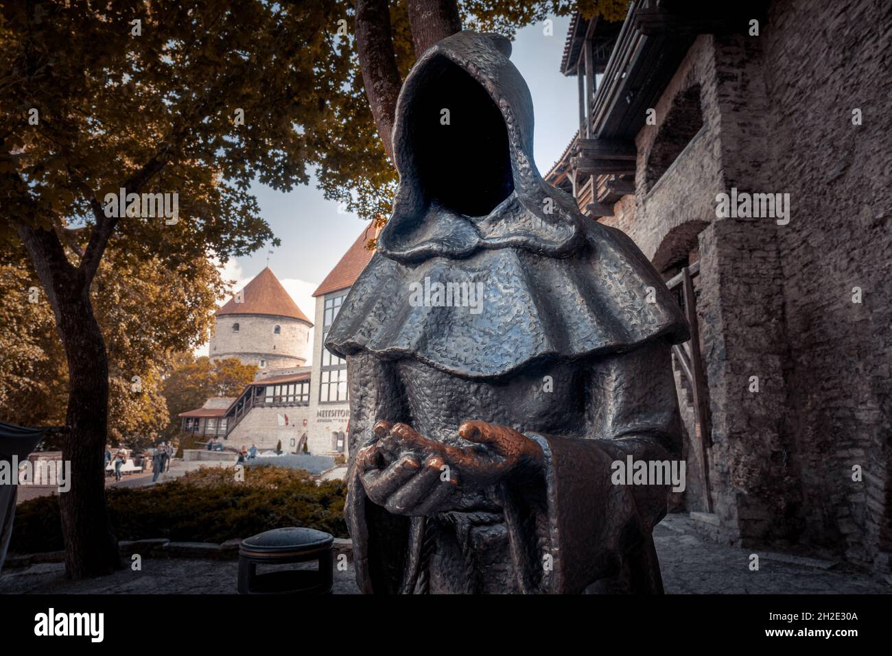 Tallinn, Estland - 08. Jul 2019: Gesichtslose Mönche Skulptur benannt drei im Garten der dänischen Könige - Ambrosius der wartende Mönch - Kunst von Aivar Simsom und Pa Stockfoto