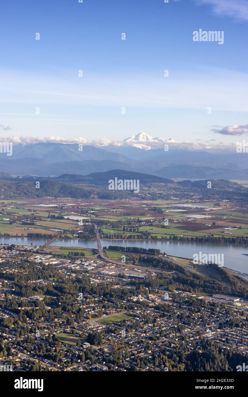 Luftaufnahme von Mission City, Fraser River und mnt Baker im Hintergrund. Stockfoto