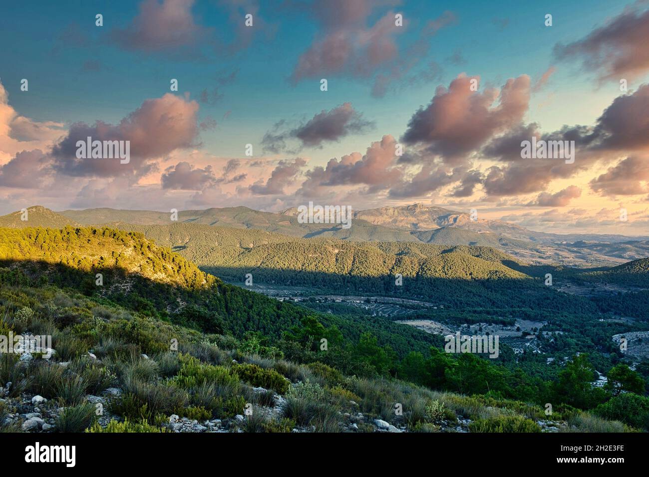 Schöne Landschaft mit Blick auf die Cabeco d'Or Berge in Spanien.Horizontale Ansicht Stockfoto