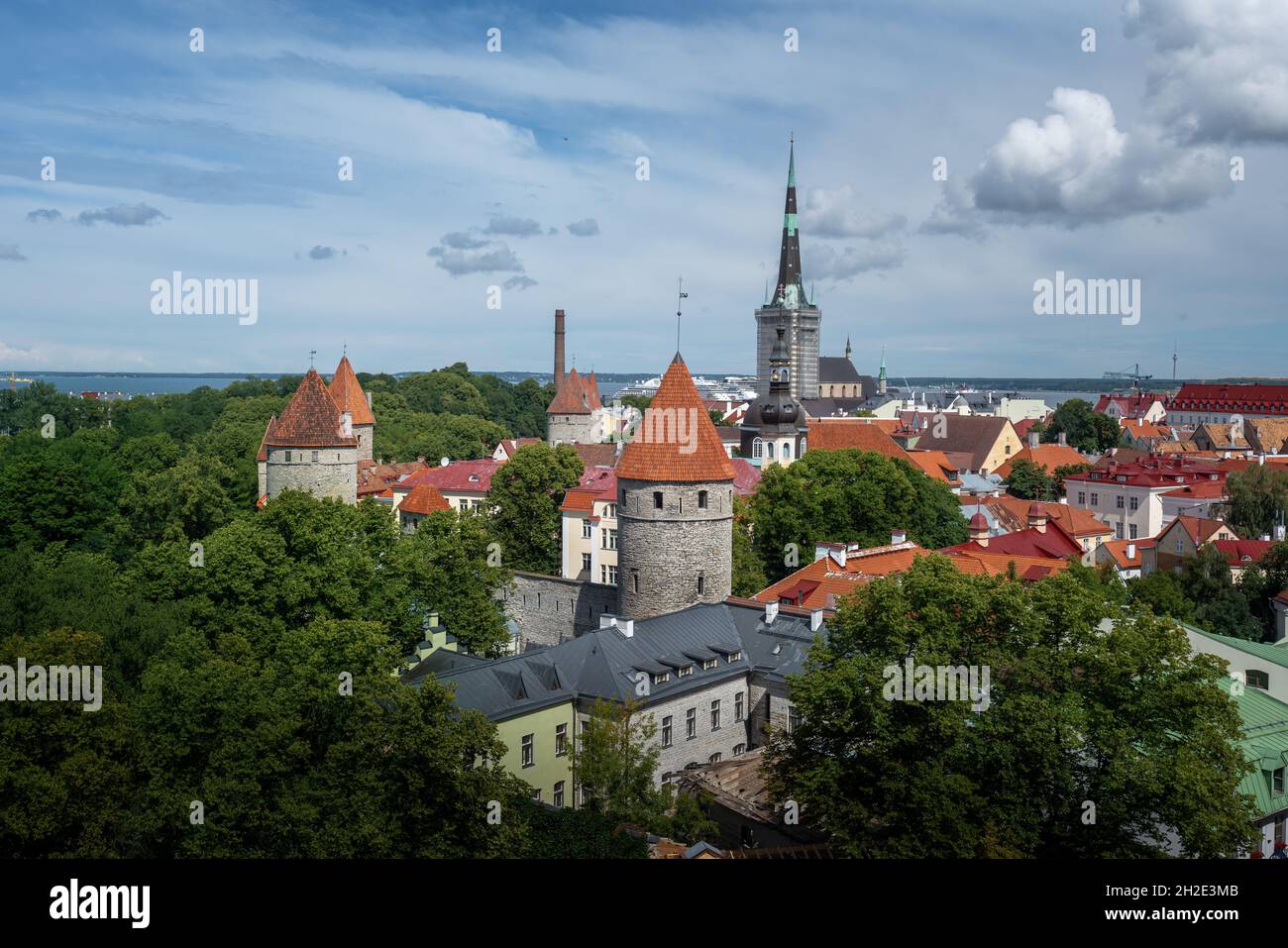 Luftaufnahme von Tallinn mit vielen Türmen der Stadtmauer von Tallinn und dem St. Olaf Kirchturm - Tallinn, Estland Stockfoto