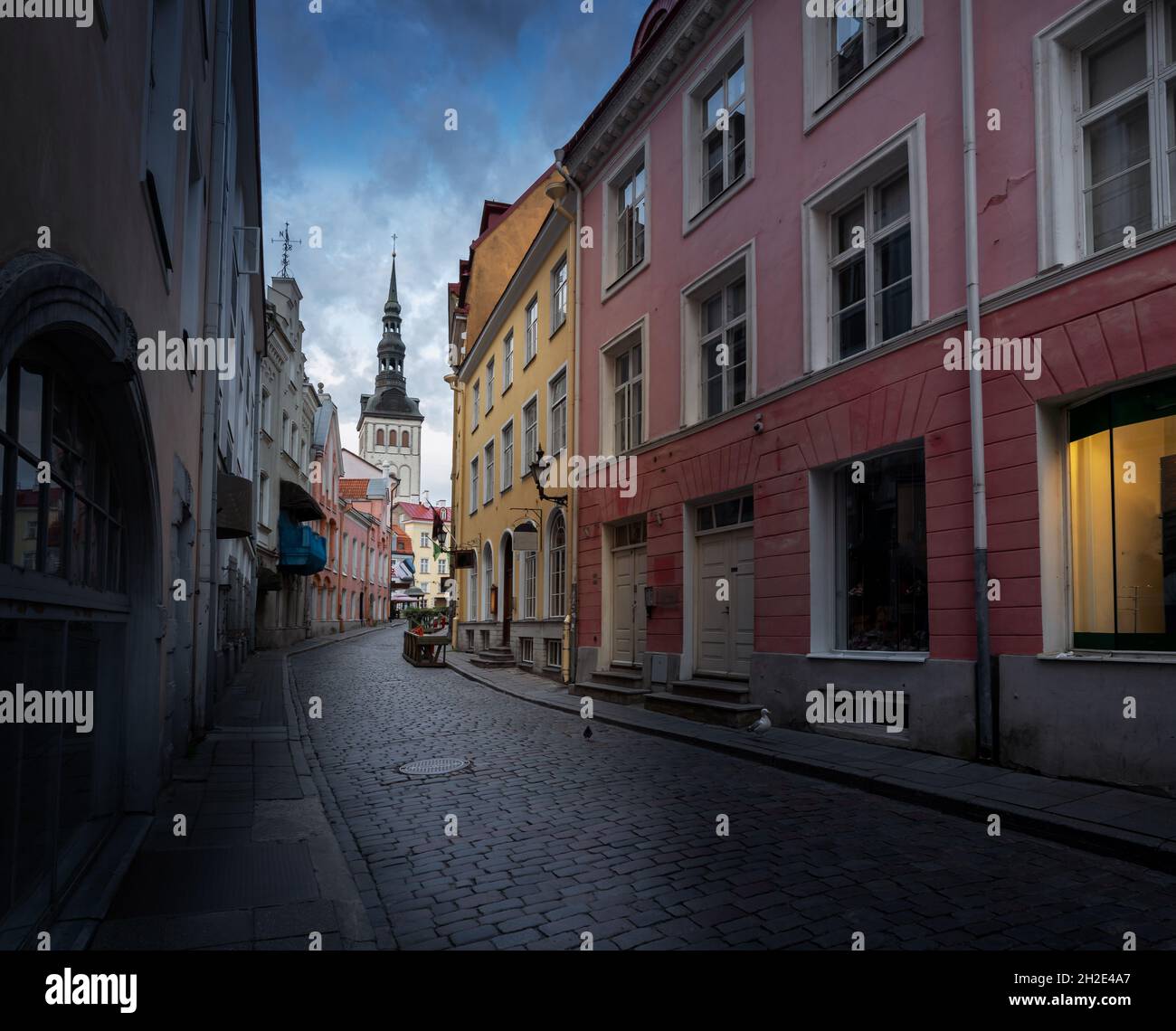 Tallinns Altstadt Straße bei Sonnenuntergang mit St. Nikolaus Kirche im Hintergrund - Tallinn, Estland Stockfoto