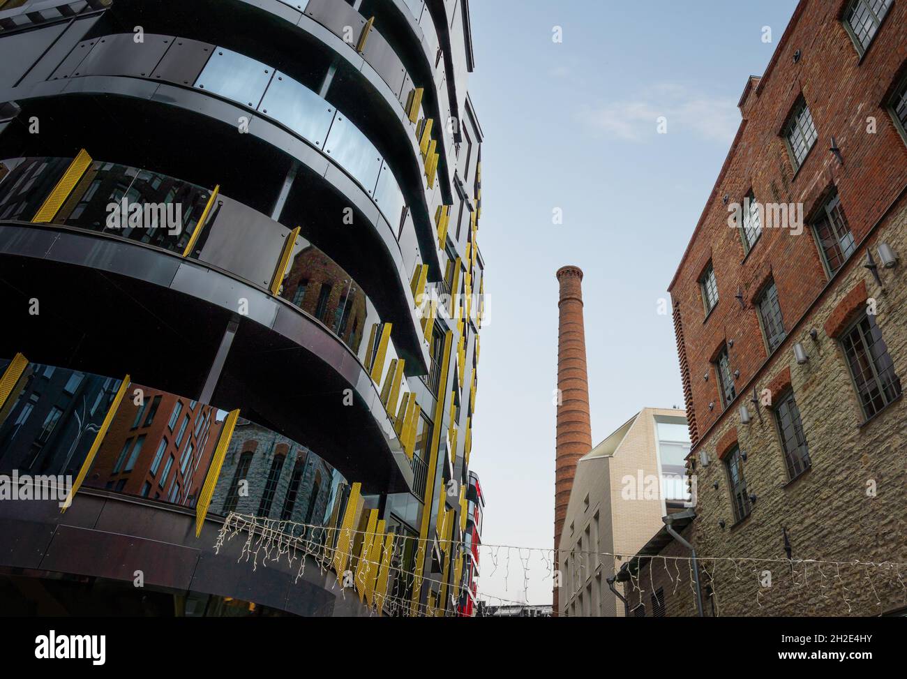 Gemauerter Industriekamin im Quartier Rotermann - ehemaliges Industriegebiet mit moderner Architektur - Tallinn, Estland Stockfoto
