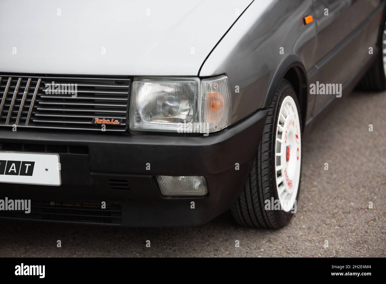 Reocin, Kantabrien, Spanien - 2. Oktober 2021: Ausstellung klassischer  Fahrzeuge. Detail der Front eines Fiat Uno Turbo z. B. Phase 1, erstellt  vom Ital Stockfotografie - Alamy