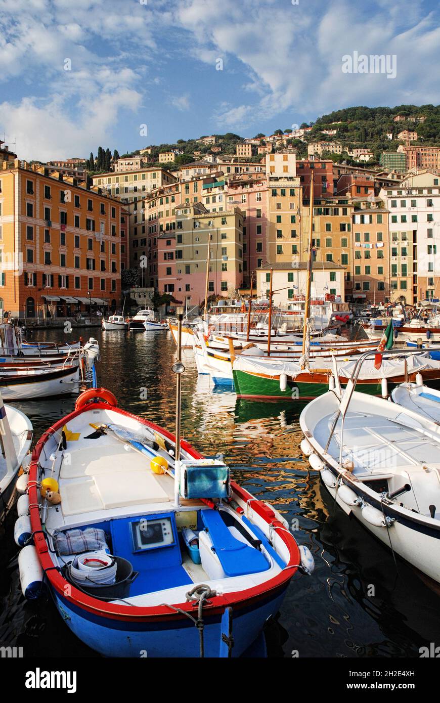 Vertikale Aufnahme von Booten und typischen bunten Häusern in Porticciolo di Camogli, Italien. Stockfoto