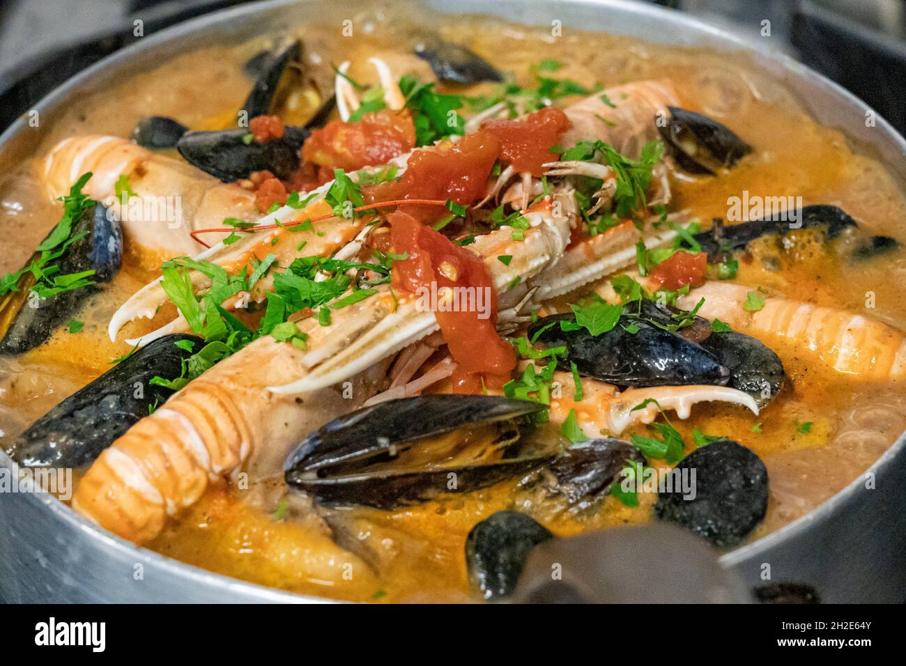 Ttorro oder ttoro, die berühmte Fischsuppe von Ciboure, die vom Großvater von Michel Niquet, dem Küchenchef des Restaurants Chez Mattin, erfunden wurde Stockfoto