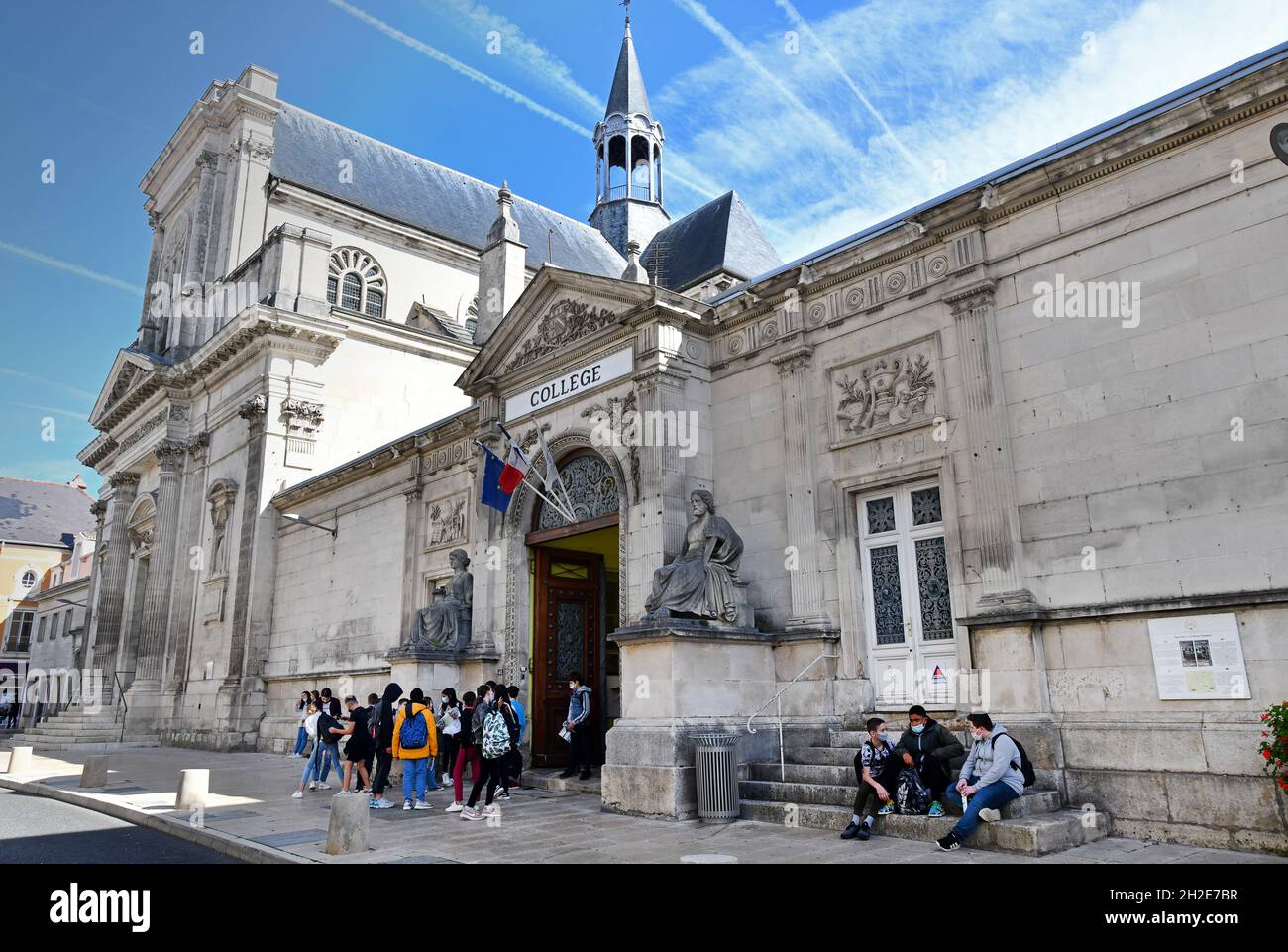 Chaumont, Frankreich. Chaumont College Schüler Studenten außerhalb der ehemaligen Jesuiten-Hochschule. Stockfoto