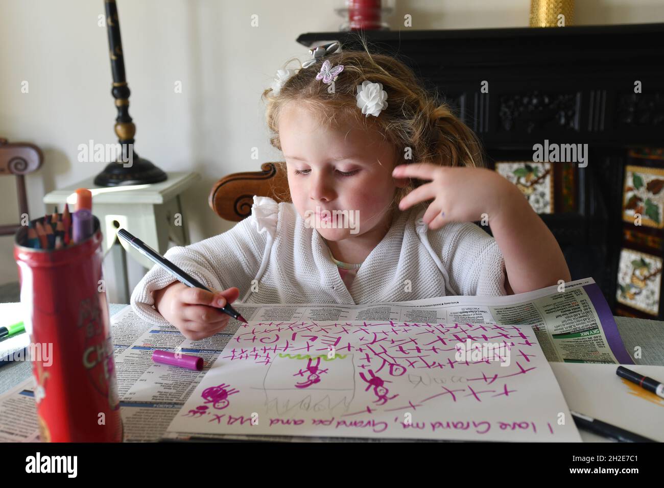 Kleines Mädchen schreiben, zeichnen und malen zu Hause Schulzeit Stockfoto