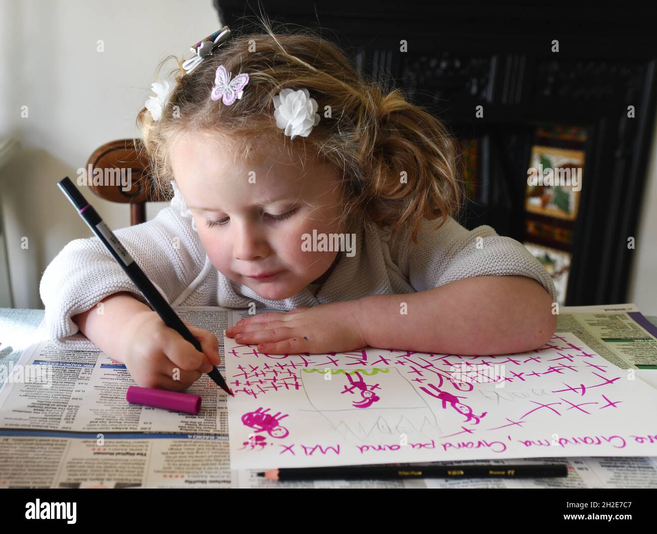 Kleines Mädchen schreiben, zeichnen und malen zu Hause Schulzeit Stockfoto