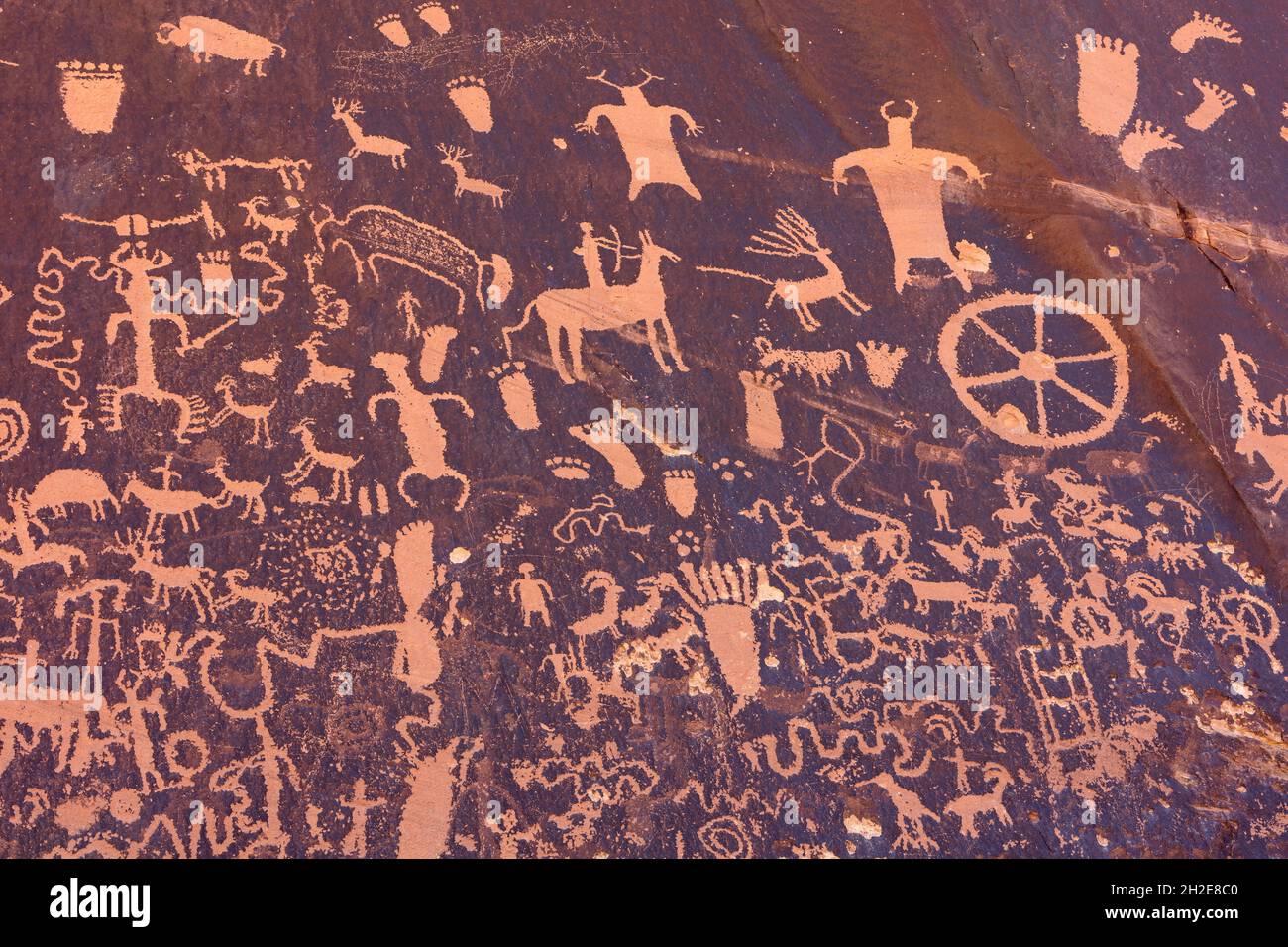 Petroglyphen auf Newspaper Rock im Newspaper Rock State Historical Monument in Canyonlands, Utah Stockfoto