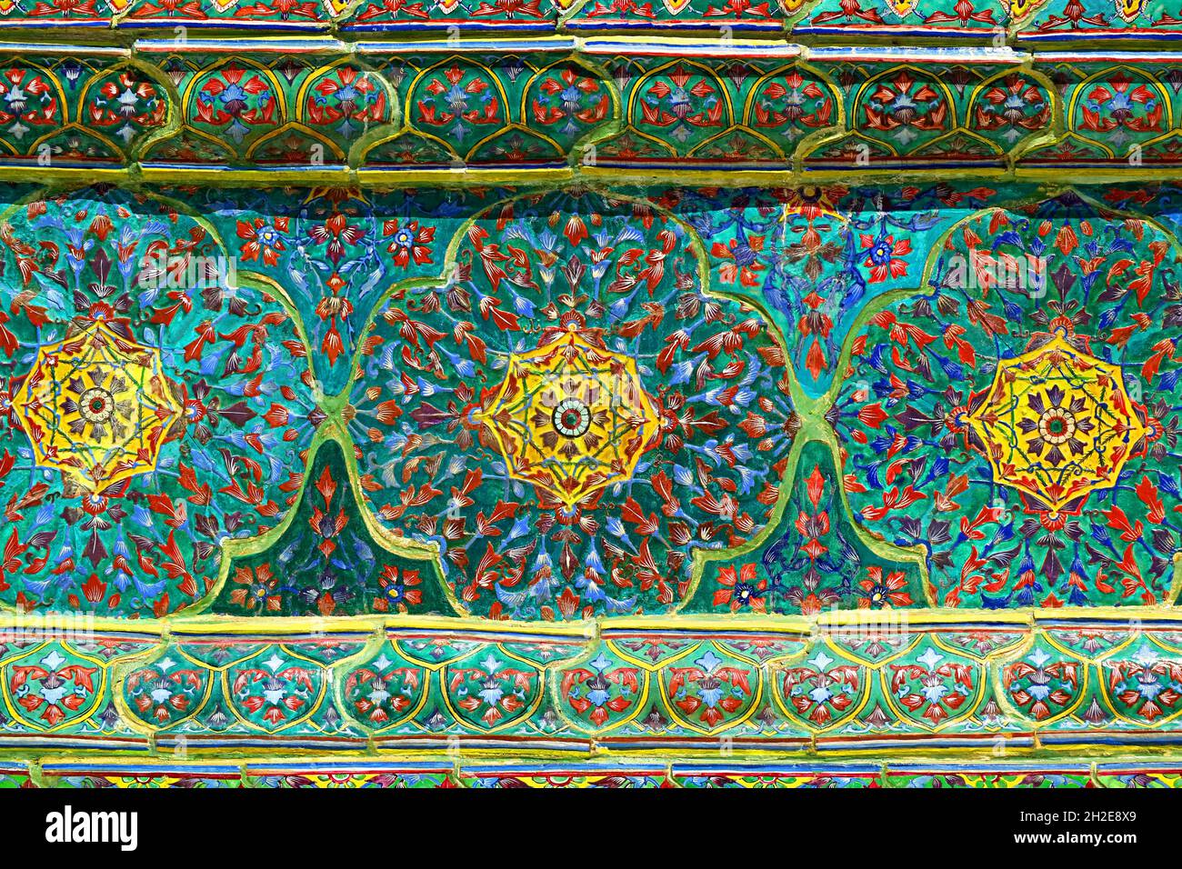 Bunte erstaunliche Vintage glasierte Fliesen des Wat Ratchabophit Buddhistischen Tempels Exterior, Bangkok, Thailand Stockfoto