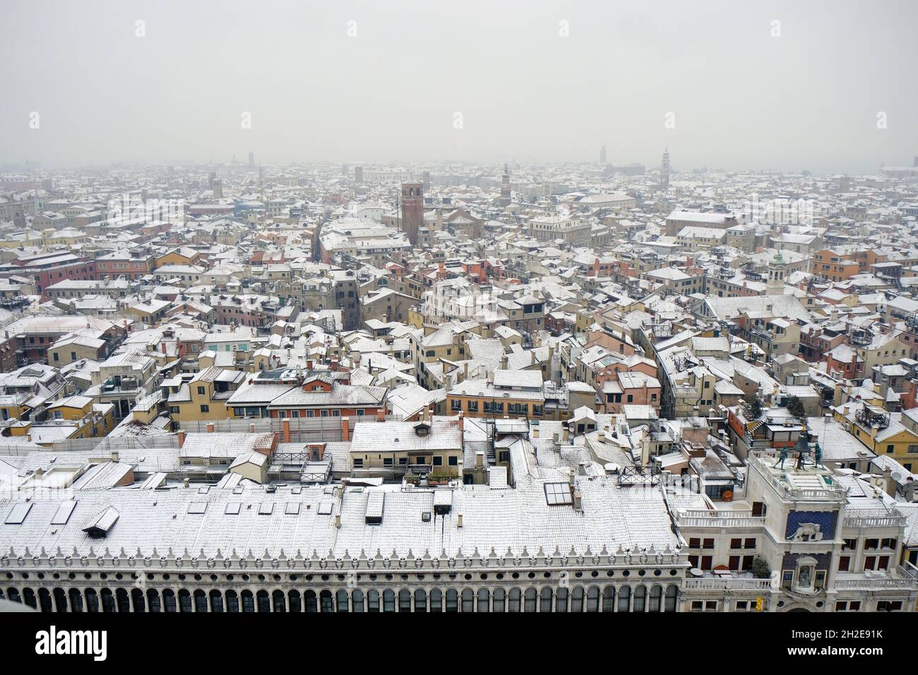 Schnee bedeckt die norditalienische Stadt Venedig während ihres ersten Schneefalls im Winter. (MVS) Stockfoto