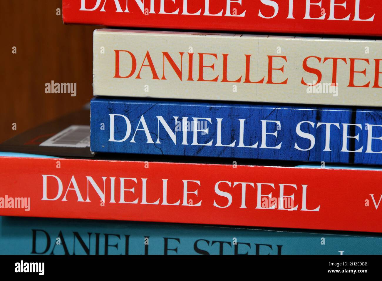 Buchstacheln in verschiedenen Farben von verschiedenen Büchern von Danielle Steel mit dem Namen des Autors in Großbuchstaben. Stockfoto