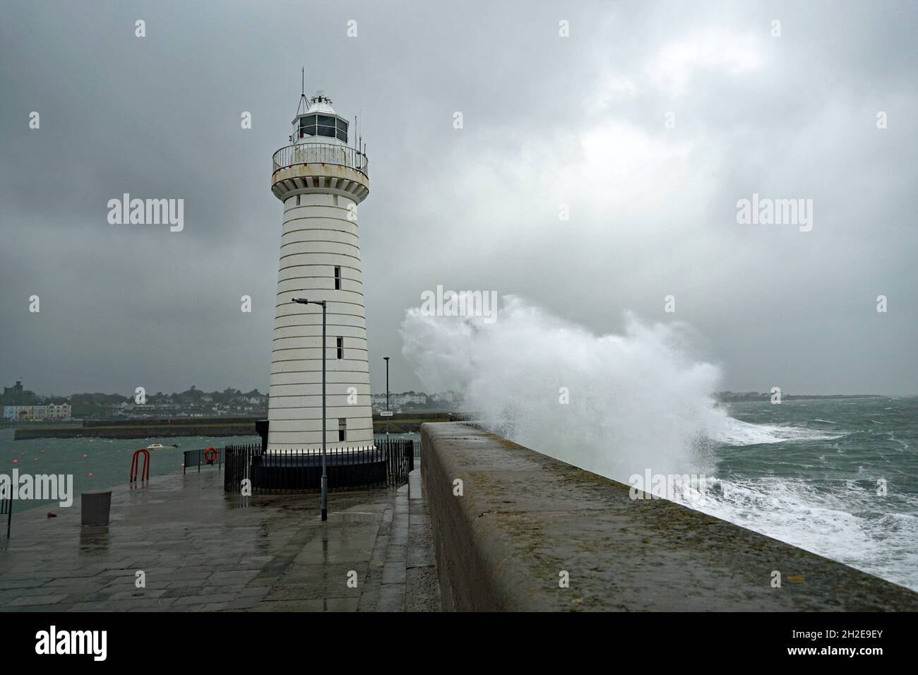 Donaghadee Leuchtturm bei stürmischem Wetter. Wahrzeichen in Nordirland Stockfoto
