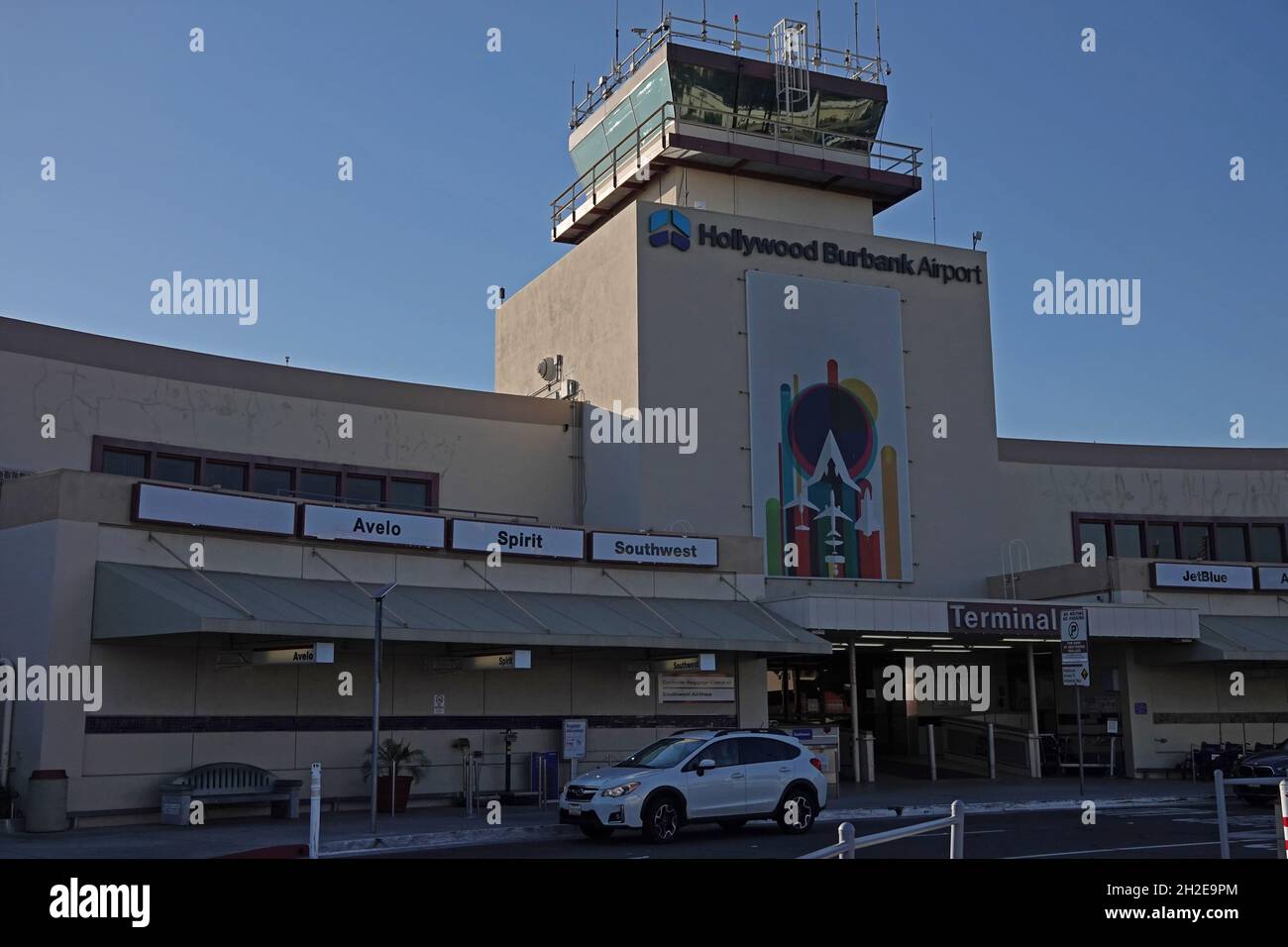 Burbank, CA / USA - 26. Juni 2021: Der Haupteingang und der Kontrollturm des Hollywood Burbank Airport (ehemals Bob Hope Airport) werden gezeigt. Stockfoto