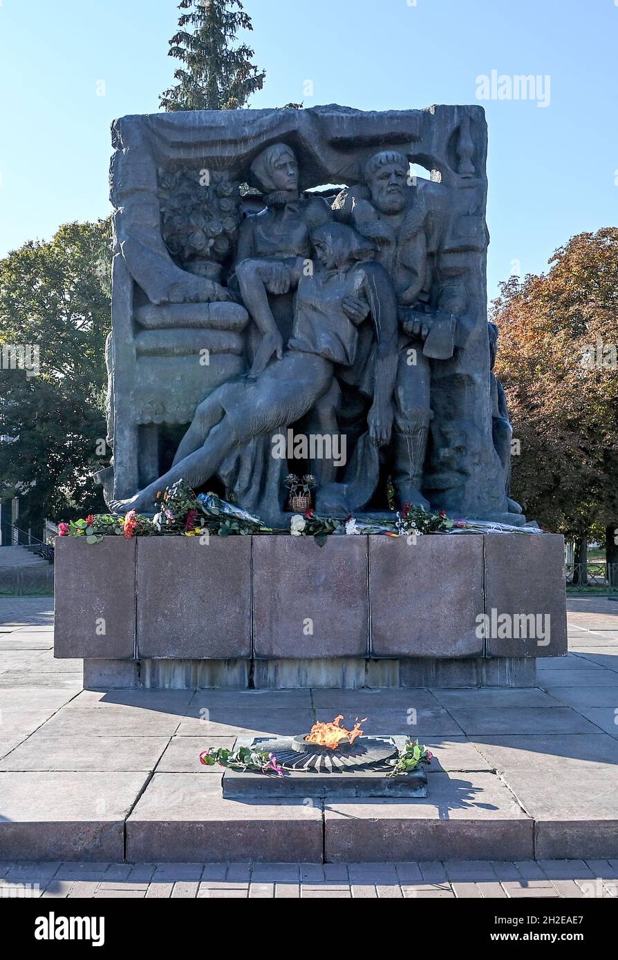 Korjukiwka, Ukraine. Oktober 2021. Gedenkstätte für zivile Opfer der deutschen Massaker. Die Gedenkstätte erinnert an die sogenannten "Strafmaßnahmen" der deutschen Besatzer gegen Zivilisten während des Zweiten Weltkriegs. Anfang März 1943 wurden dort als Reaktion auf die sowjetische Partisanenbewegung unter einem speziellen SS-Kommando rund 6,700 Menschen ermordet. Quelle: Britta Pedersen/dpa-Zentralbild/ZB/dpa/Alamy Live News Stockfoto