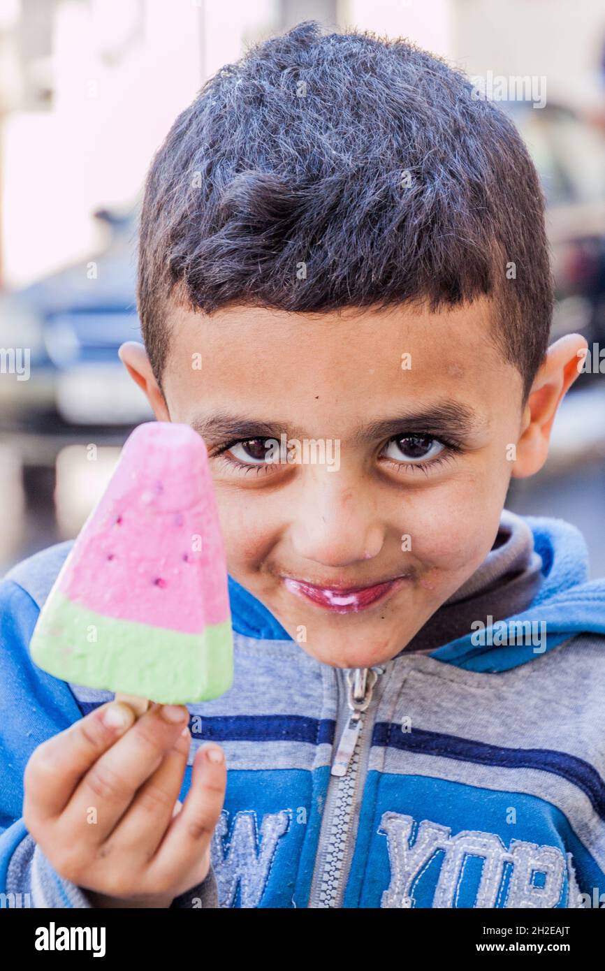 SALT, JORDANIEN - 4. APRIL 2017: Porträt eines Jungen aus Salt. Stockfoto