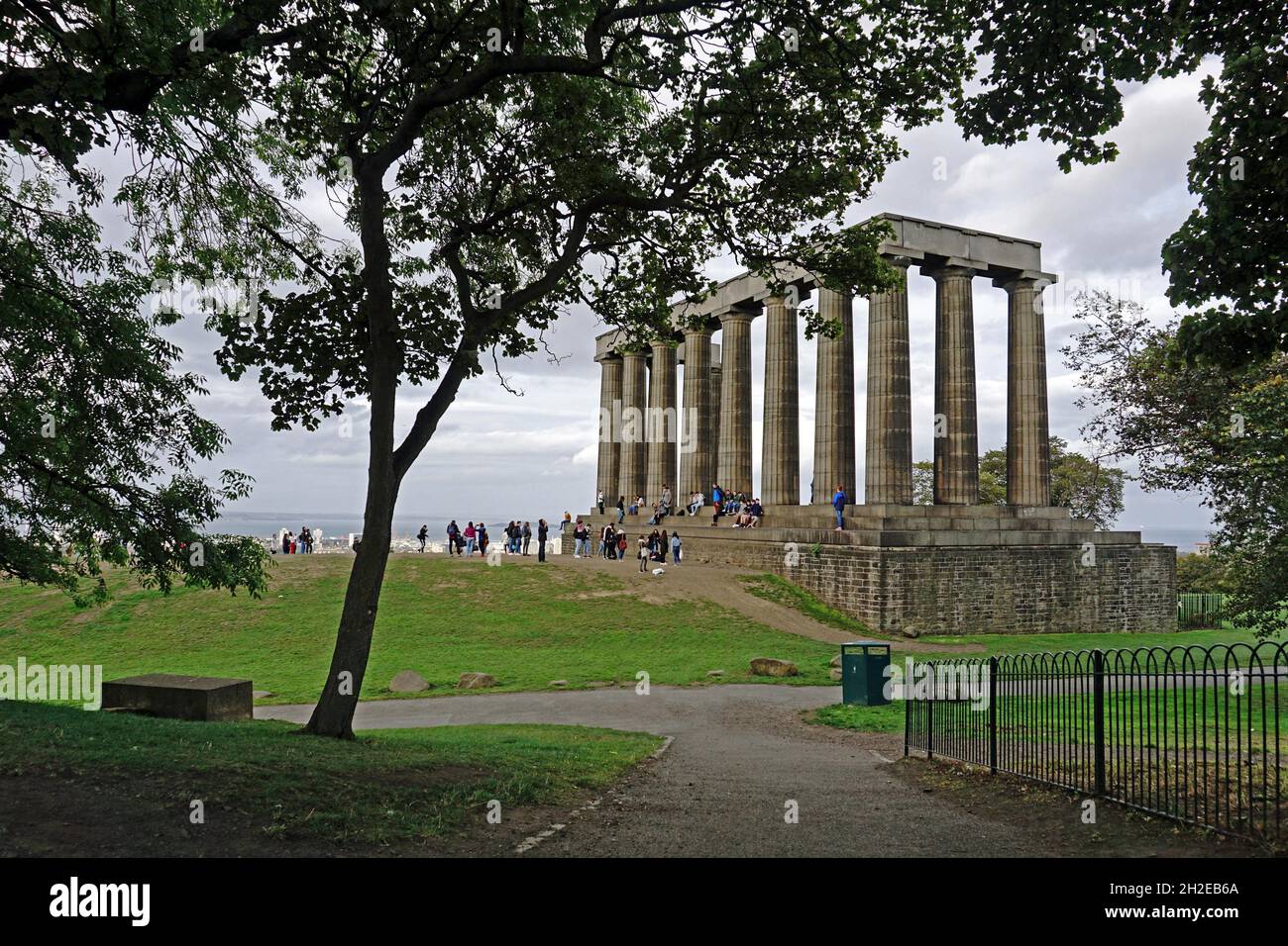 Gruppe von Touristen am National Monument of Scotland. September 2018, Edinburgh, Schottland Stockfoto