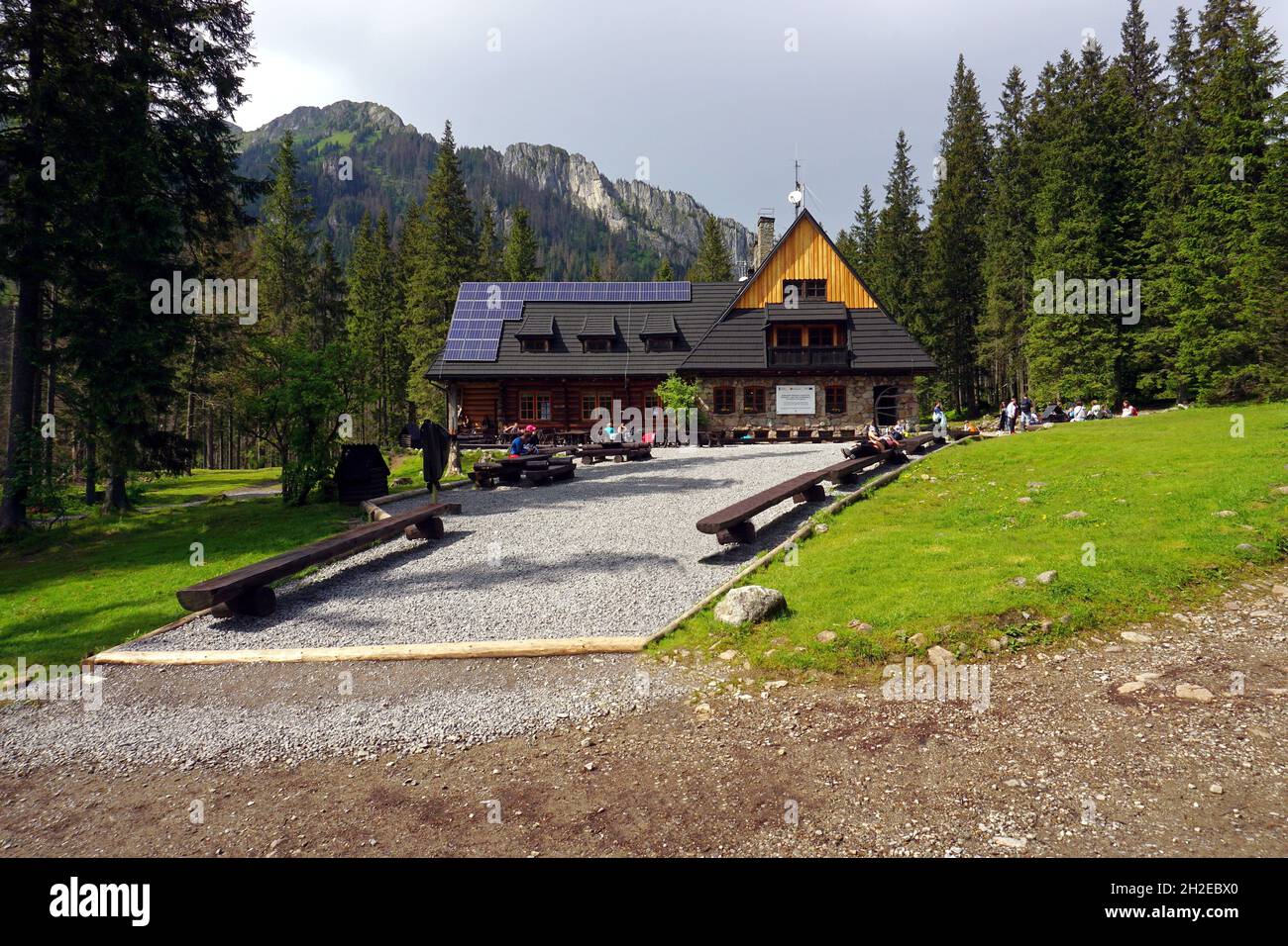 Berghütte im Koscieliska-Tal, Tatra-Gebirge. Mai 2018, Tatra-Nationalpark, Polen Stockfoto