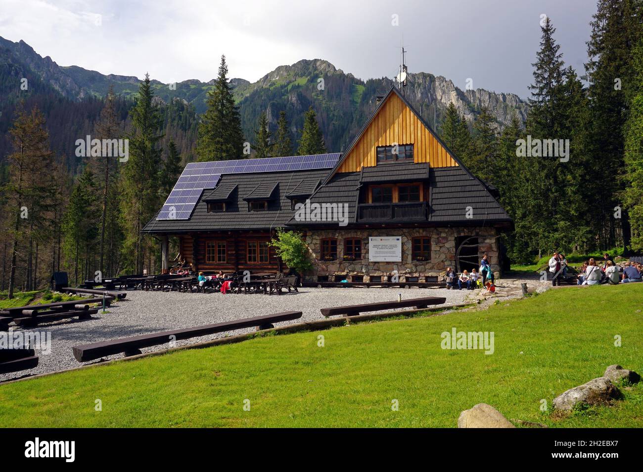 Berghütte im Koscieliska-Tal, Tatra-Gebirge, Polen. Mai 2018, Tatra-Nationalpark, Polen Stockfoto