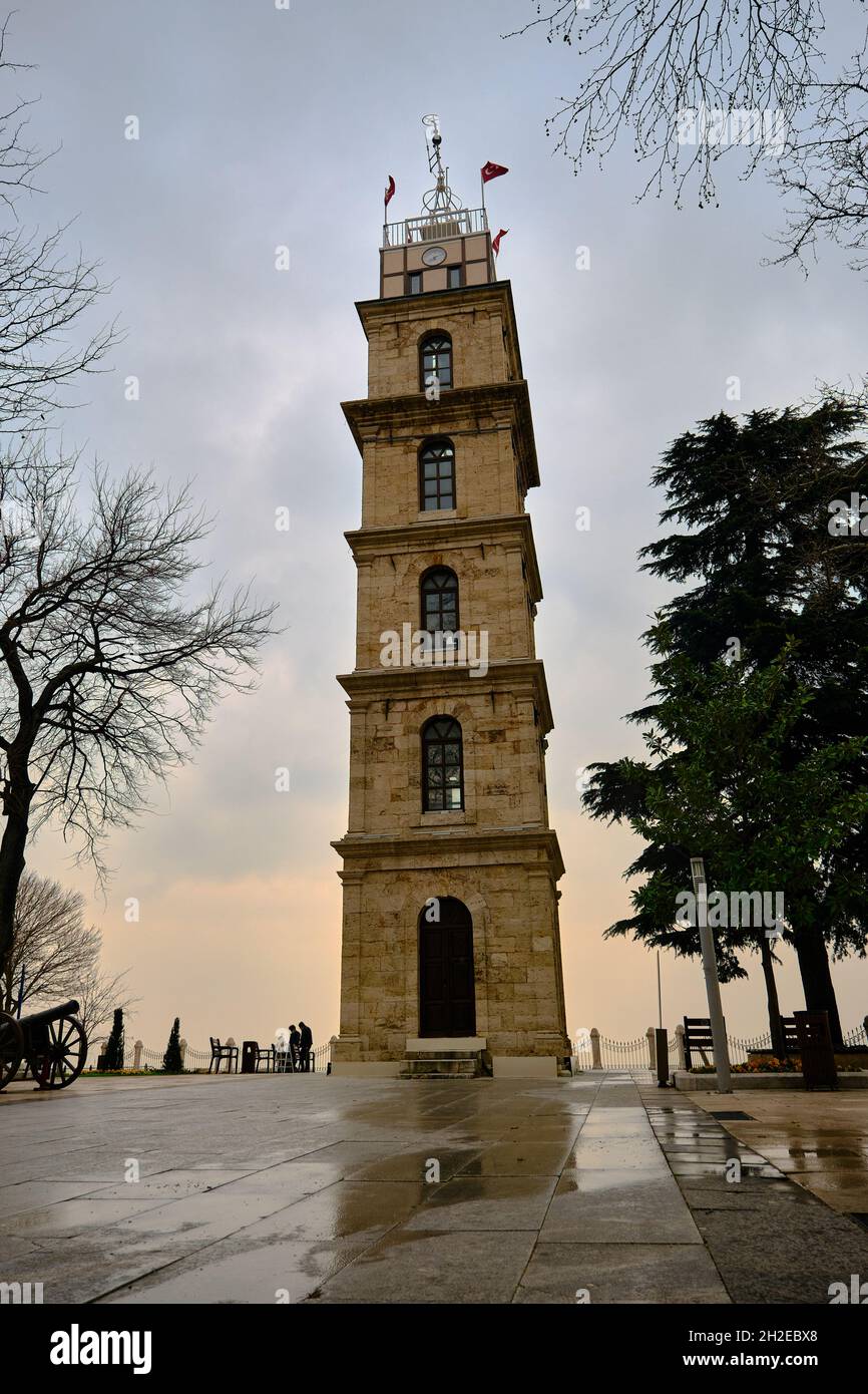 Bursa Tophane Bezirk mit altem Wachturm, der durch Ottomanen Reich errichtet wurde. Stockfoto