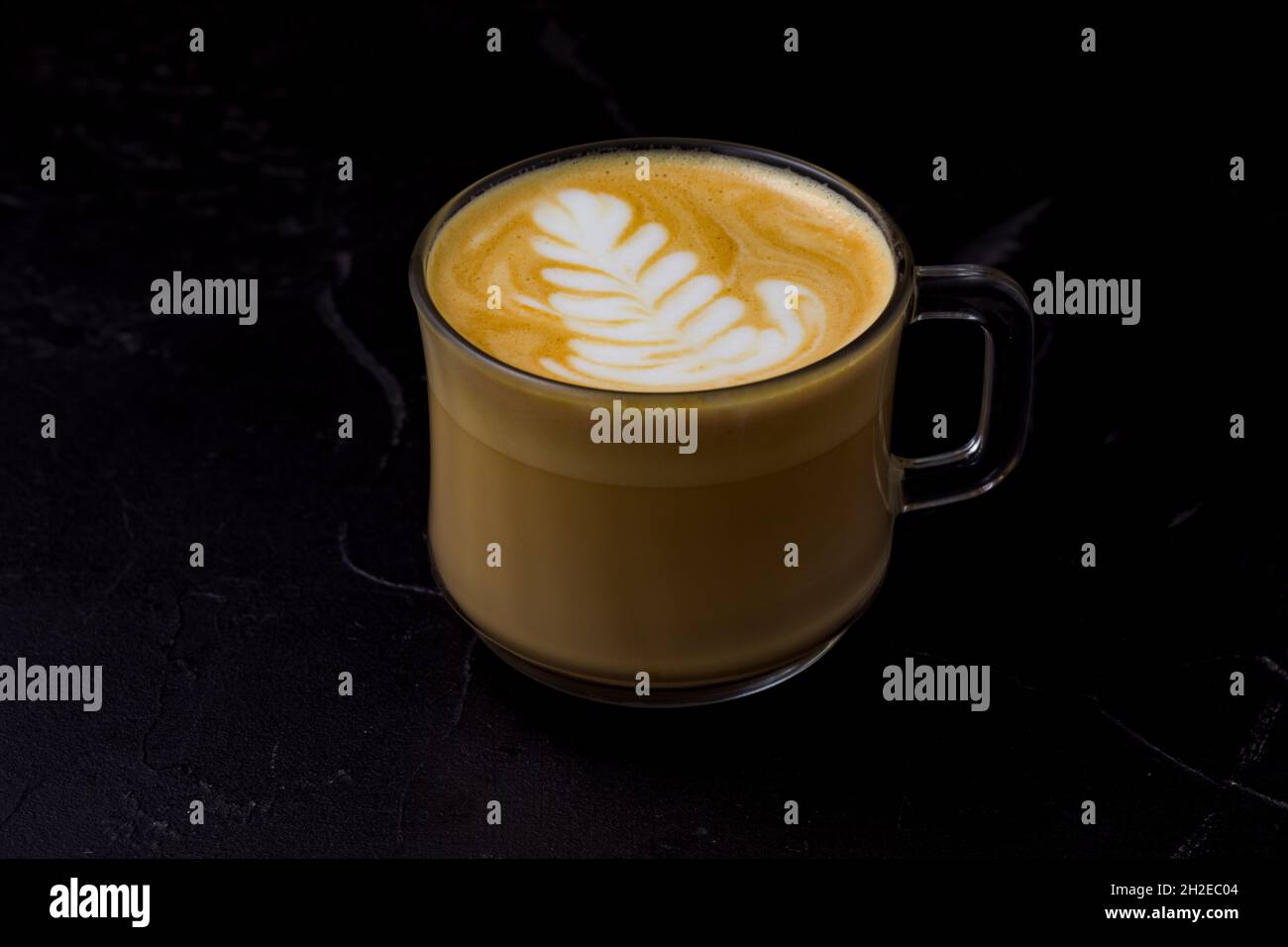 Cappuccino mit Schaumstoff und Latte Art, Kaffeetasse auf dem Tisch Stockfoto