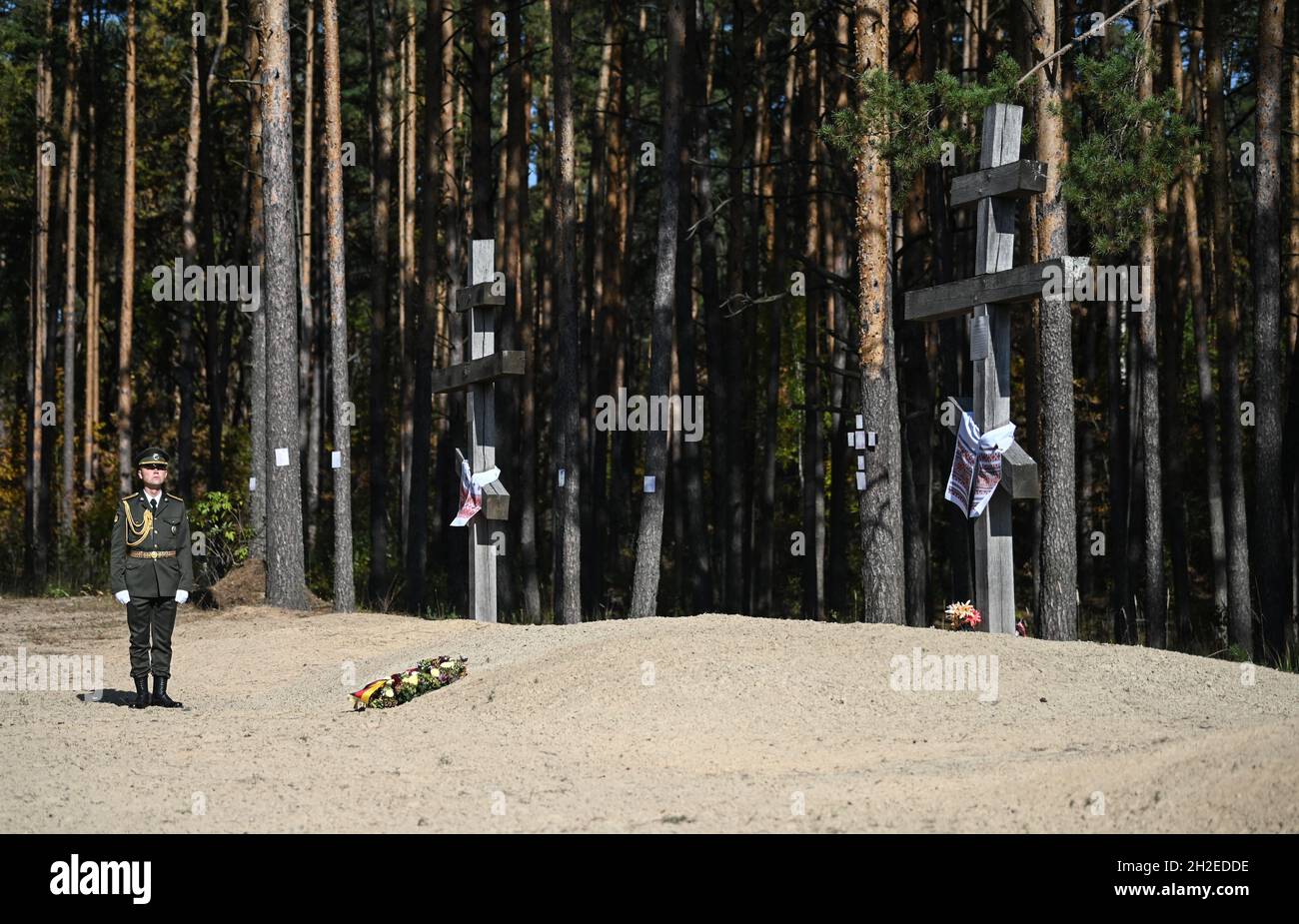 Korjukiwka, Ukraine. Oktober 2021. Grabstätte für die Opfer der deutschen Massaker. Die Gedenkstätte erinnert an die sogenannten "Strafmaßnahmen" der deutschen Besatzer gegen Zivilisten während des Zweiten Weltkriegs. Anfang März 1943 wurden dort als Reaktion auf die sowjetische Partisanenbewegung unter einem speziellen SS-Kommando rund 6,700 Menschen ermordet. Quelle: Britta Pedersen/dpa-Zentralbild/ZB/dpa/Alamy Live News Stockfoto