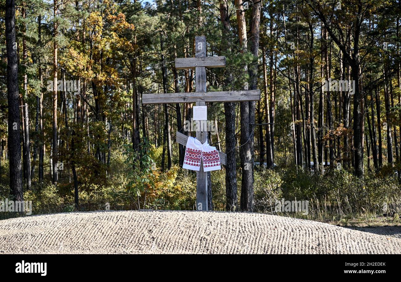 Korjukiwka, Ukraine. Oktober 2021. Grabstätte für die Opfer der deutschen Massaker. Die Gedenkstätte erinnert an die sogenannten "Strafmaßnahmen" der deutschen Besatzer gegen Zivilisten während des Zweiten Weltkriegs. Anfang März 1943 wurden dort als Reaktion auf die sowjetische Partisanenbewegung unter einem speziellen SS-Kommando rund 6,700 Menschen ermordet. Quelle: Britta Pedersen/dpa-Zentralbild/ZB/dpa/Alamy Live News Stockfoto